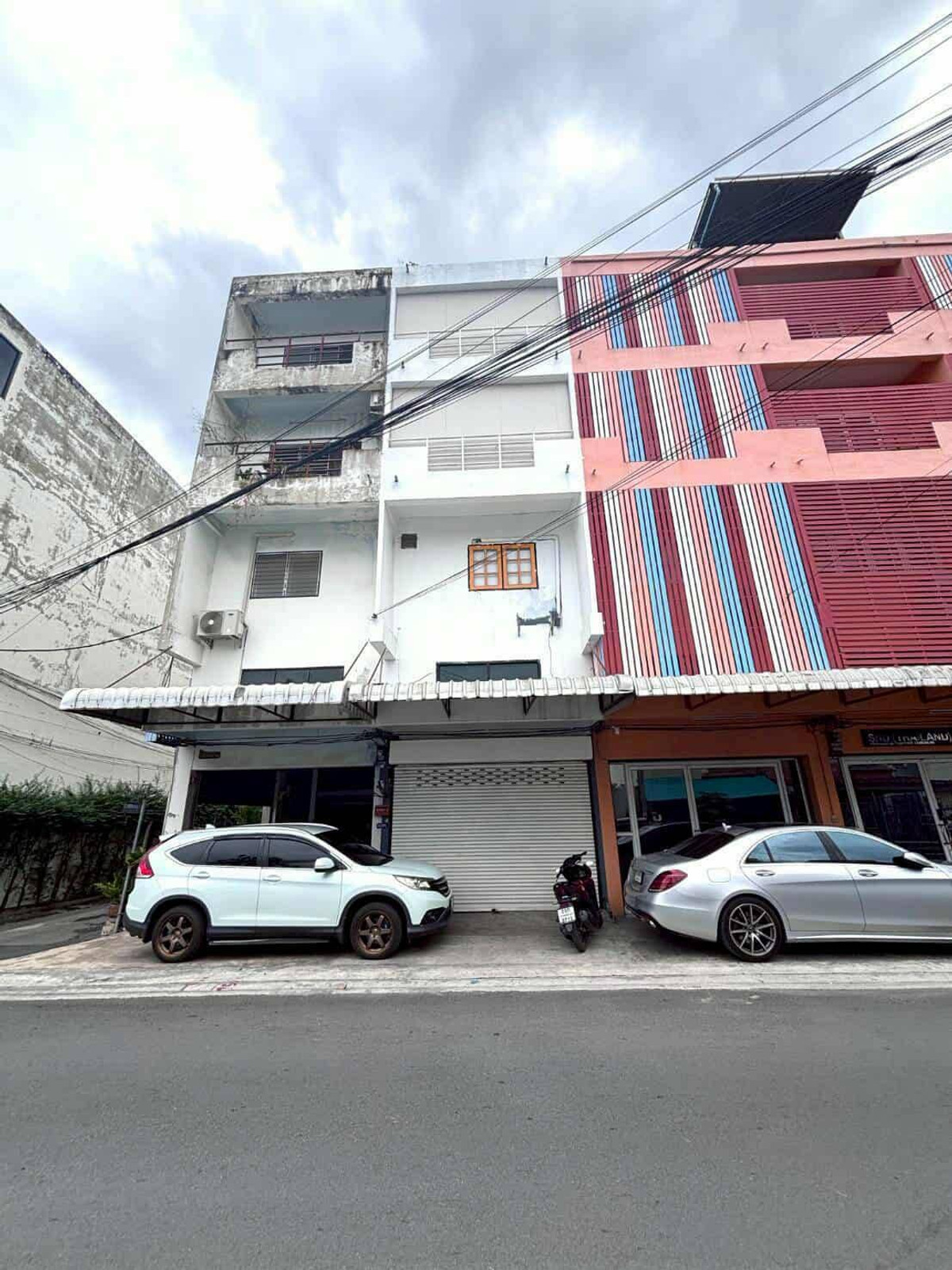 Sold with tenant, very cheap!! Commercial building, 4 and a half floors, newly renovated, next to the road, Soi Pracha Uthit 11, near the airport, BTS. Loading...