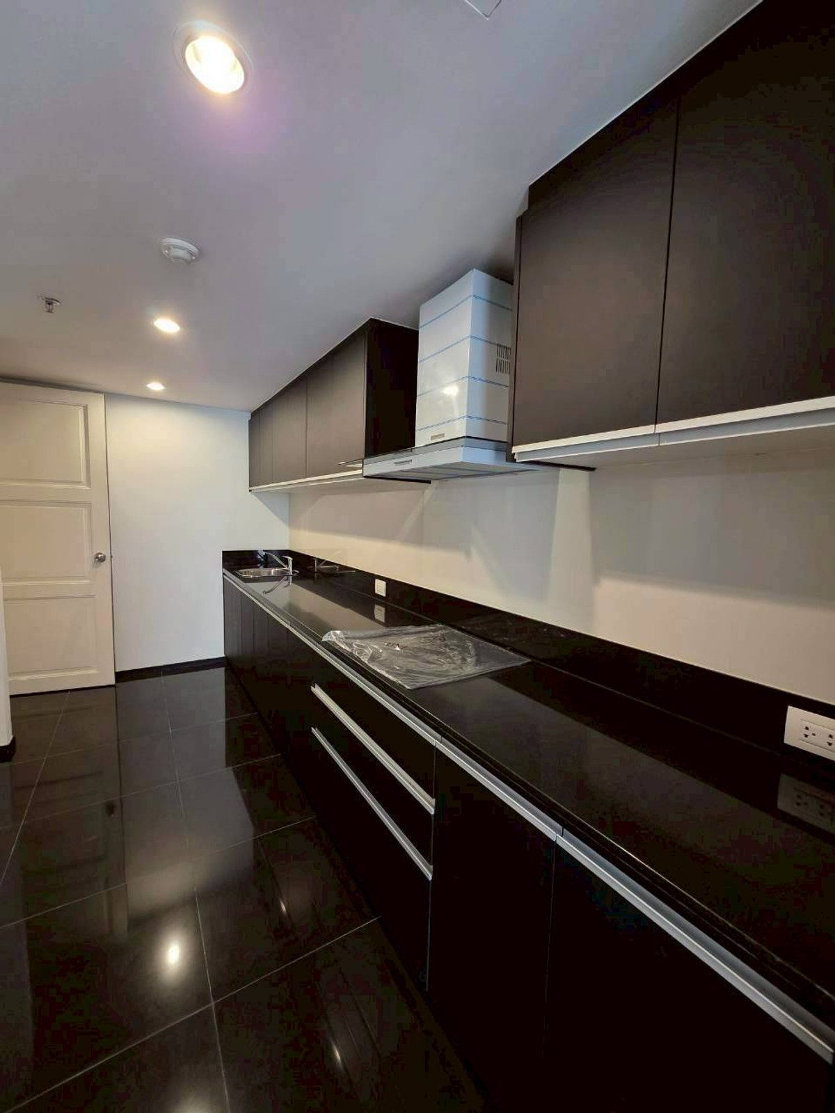 Spacious Freehold Residence with City & Park Views – The Private Residence Rajdamri Loading...