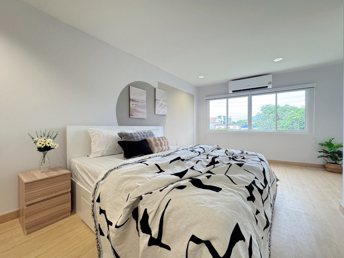 For RentHouseRatchadapisek, Huaikwang, Suttisan : 🔴180,000฿🔴 𝗟𝘂𝘅𝘂𝗿𝘆 𝗛𝗼𝘂𝘀𝗲 𝗻𝗲𝗮𝗿 𝗠𝗥𝗧 𝗛𝘂𝗮𝗶 𝗞𝗵𝘄𝗮𝗻𝗴 ┃Luxury house near MRT Huai Khwang ✅ Near MRT Huai Khwang, happy to serve 🙏If interested, contact 𝙇𝙄𝙉𝙀 (reply very quickly):​📱 Property code​ 6810-2502📱: Line ID:@bbcondo88