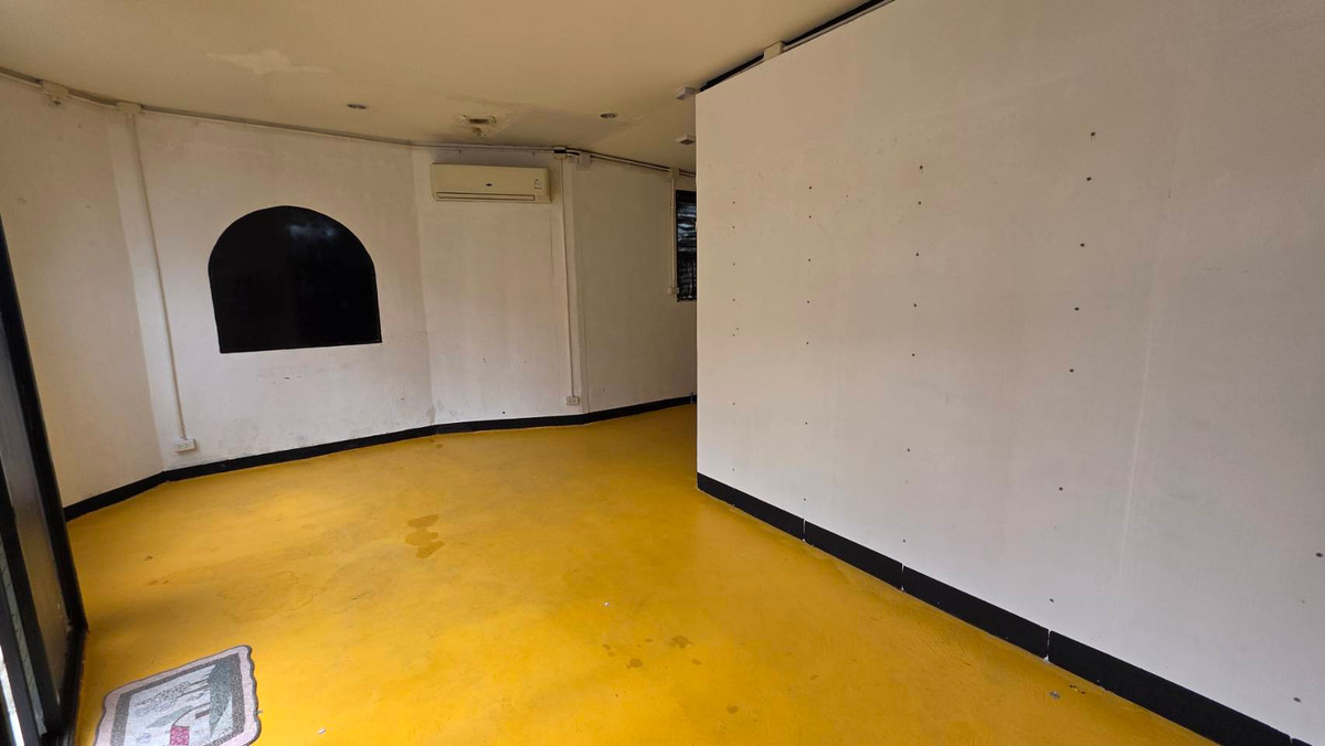 Shop for rent, fully decorated, open 24 hours, very good location. Loading...