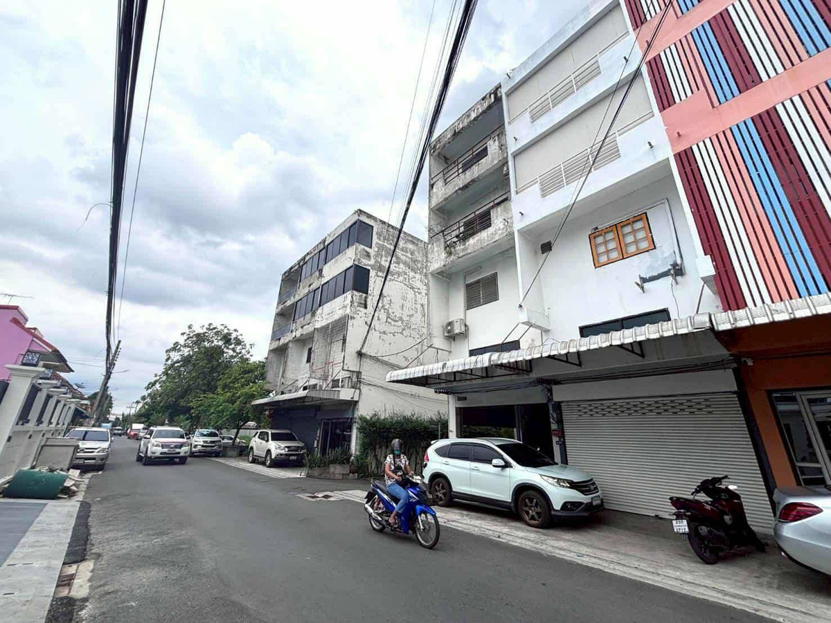 Sold with tenant, very cheap!! Commercial building, 4 and a half floors, newly renovated, next to the road, Soi Pracha Uthit 11, near the airport, BTS. Loading...