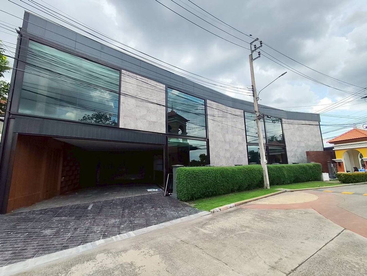 ขายบ้านนนทบุรี บางใหญ่ บางบัวทอง : ขายบ้านเดี่ยวหลังใหญ่ เนื้อที่ 146 ตรว. หมู่บ้านภัสสร14 บางใหญ่ นนทบุรี บ้านเดี่ยวหลังแรกของหมู่บ้าน ติดป้อมยาม มีสระว่ายน้ำในบ้าน พร้อมเฟอร์นิเจอร์บิวอินทั้งหลัง ห้องนอนใหญ่ 2ห้อง พร้อมห้องน้ำในตัว ห้องแต่งตัว วิวสระว่ายน้ำ ห้องอื่นๆมากกว่า 5ห้อง  ตั้งอย