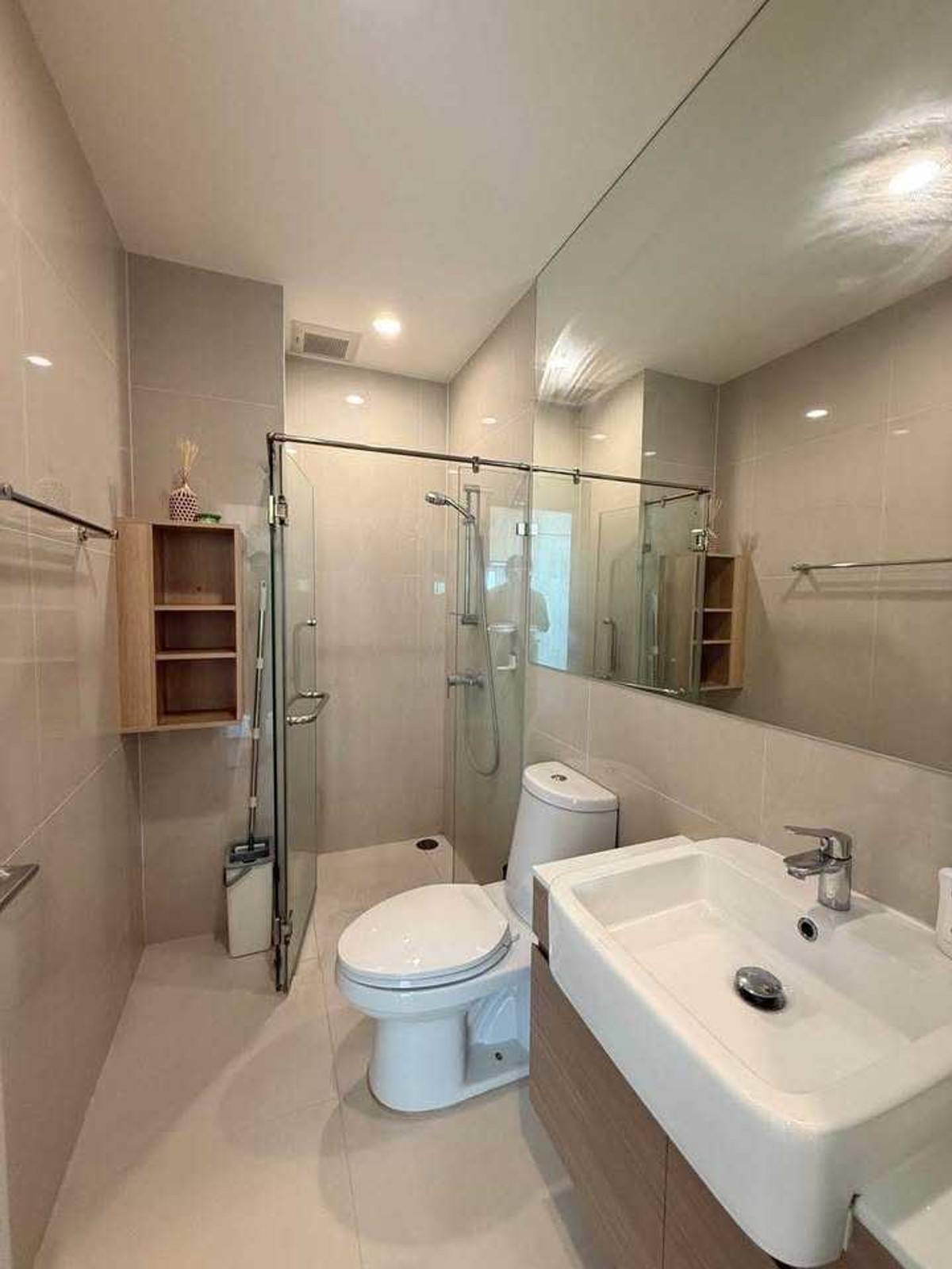 ✨ Rare Find! A Hard-to-Find Room with an Unobstructed View 💫 Noble Revolve Ratchada 2 🌇 Fully Furnished & Move-in Ready Loading...