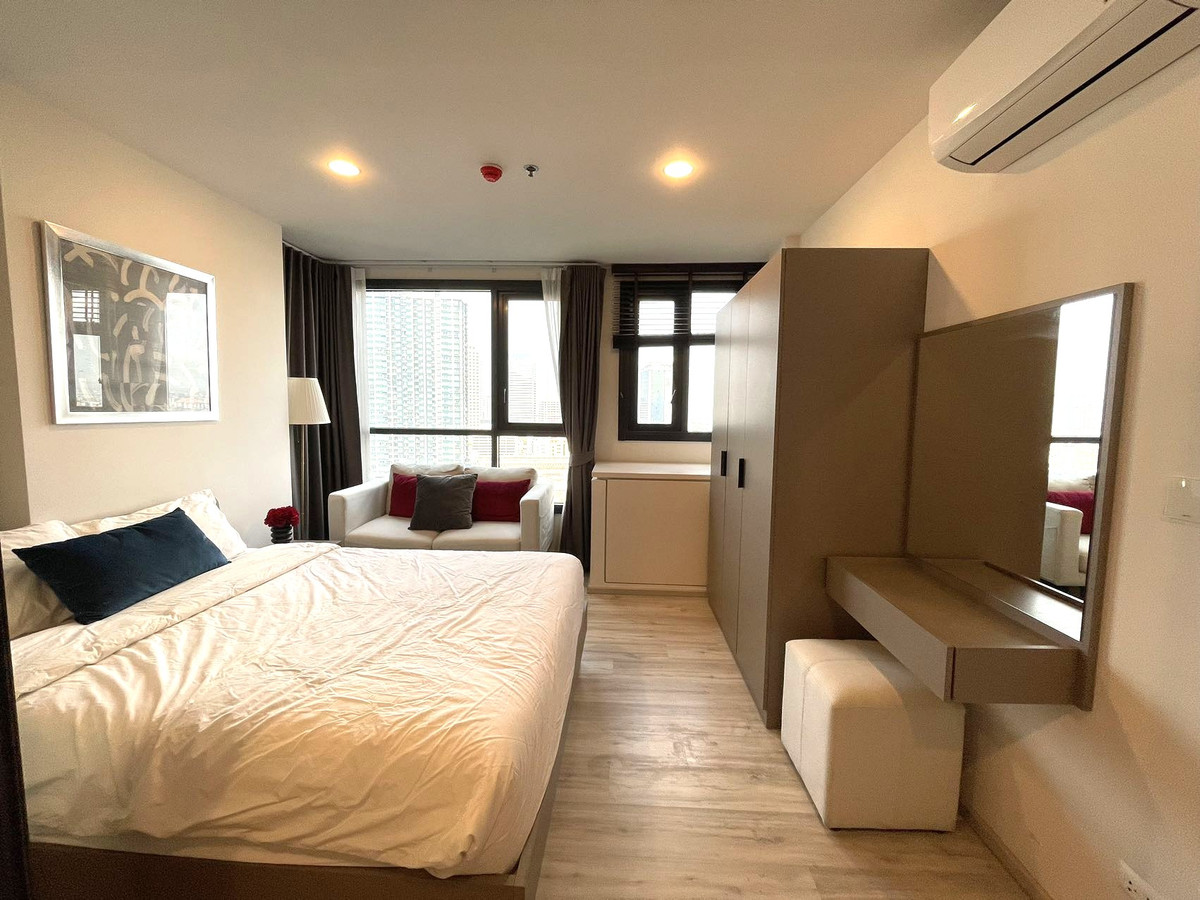 For RentCondoRatchadapisek, Huaikwang, Suttisan : Condo XT Huai Khwang for rent, near MRT Huai Khwang, only 120 meters.