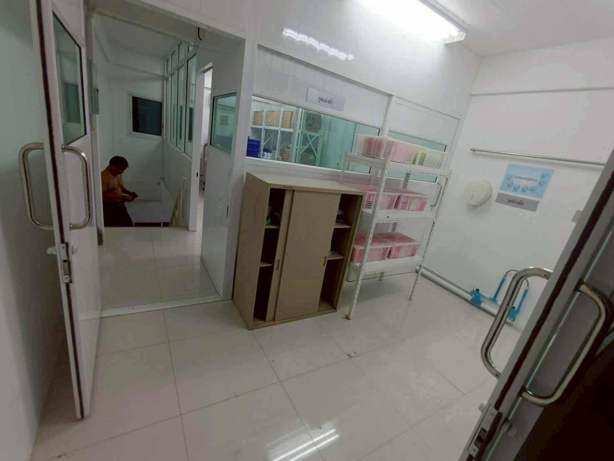 Sold with tenant, very cheap!! Commercial building, 4 and a half floors, newly renovated, next to the road, Soi Pracha Uthit 11, near the airport, BTS. Loading...