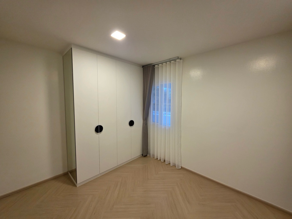 Exactly on the cover, ready to move in, fully furnished Loading...