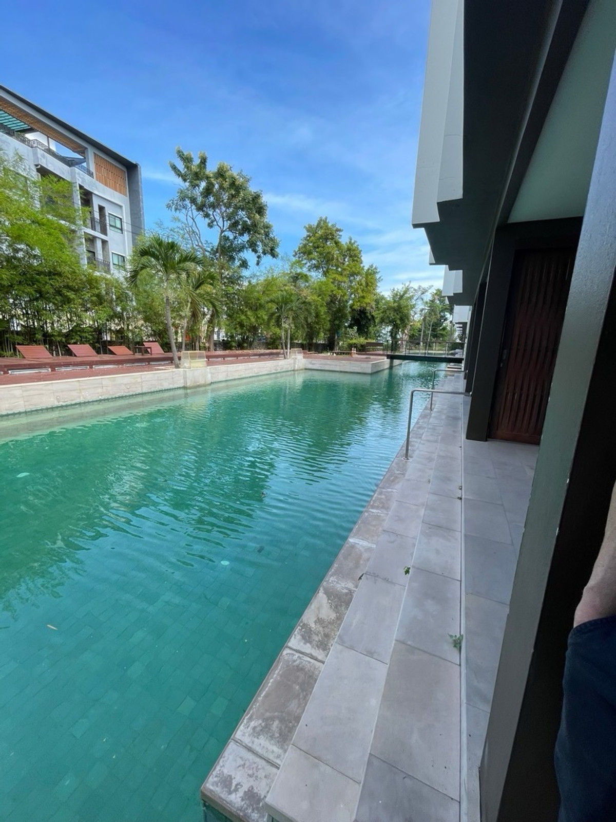 ขายกิจการโรงแรม & กิจการอพาร์ตเมนต์หัวหิน ประจวบคีรีขันธ์ : ขายโรงแรมตั้งอยู่ในย่านใจกลางเมืองหัวหิน ติดถนนเพชรเกษม                                           เนื้อที่รวม 4ไร่ครึ่ง 