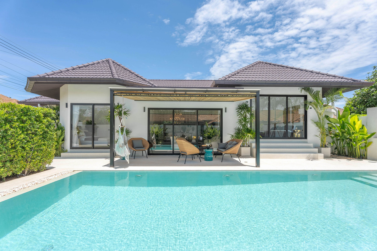 For SaleHousePattaya, Bangsaen, Chonburi : Luxury Designer Pool Villa in Pattaya – Fully Renovated, Ready to Move In, Perfect for Living or Investment, Size 106 sq.wah, usable area 220 sq.m, Price 15.8 MBaht