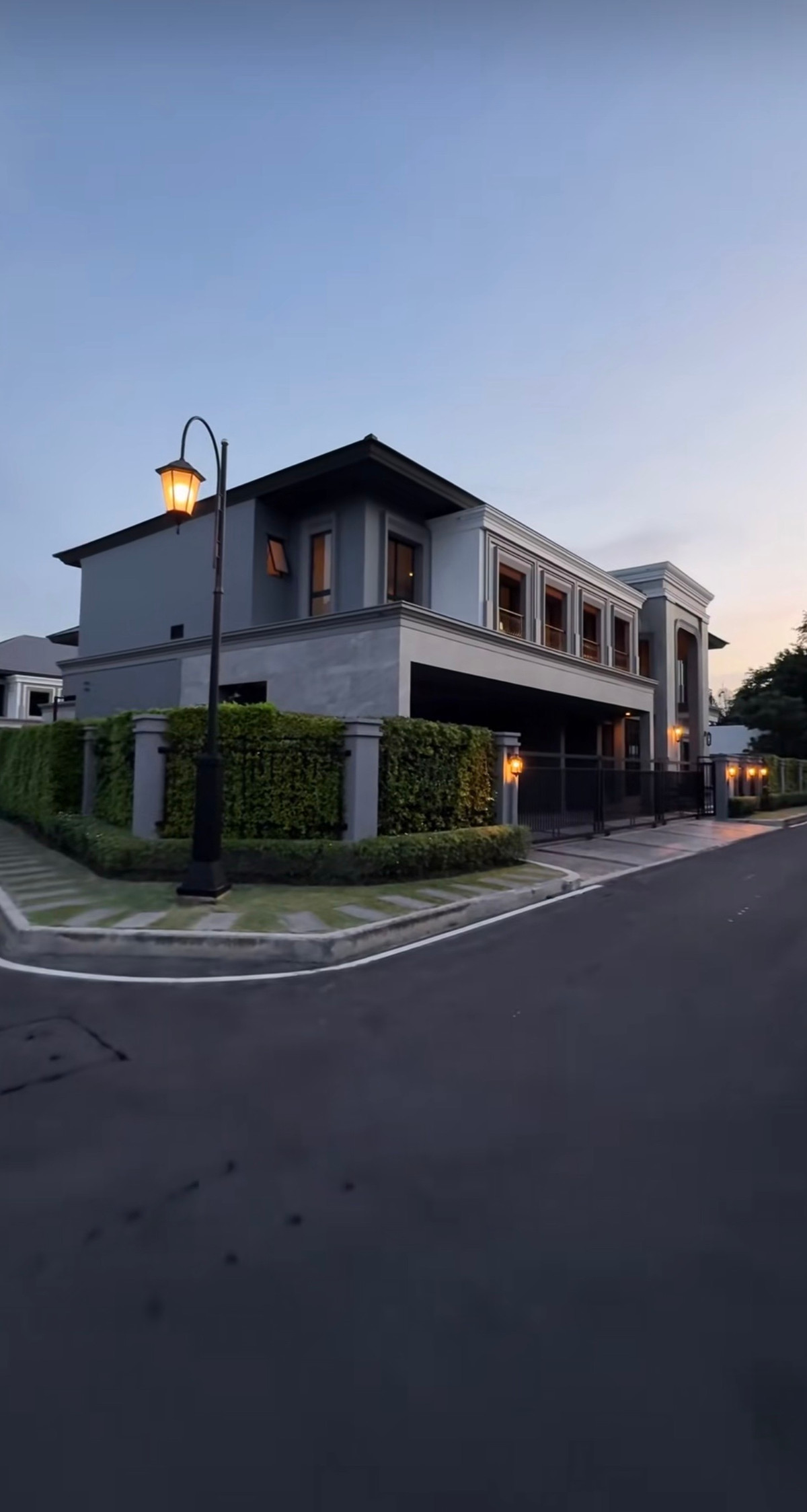 House For Rent at Grand Bangkok Boulevard Ramintra - Kasetnawamin Loading...