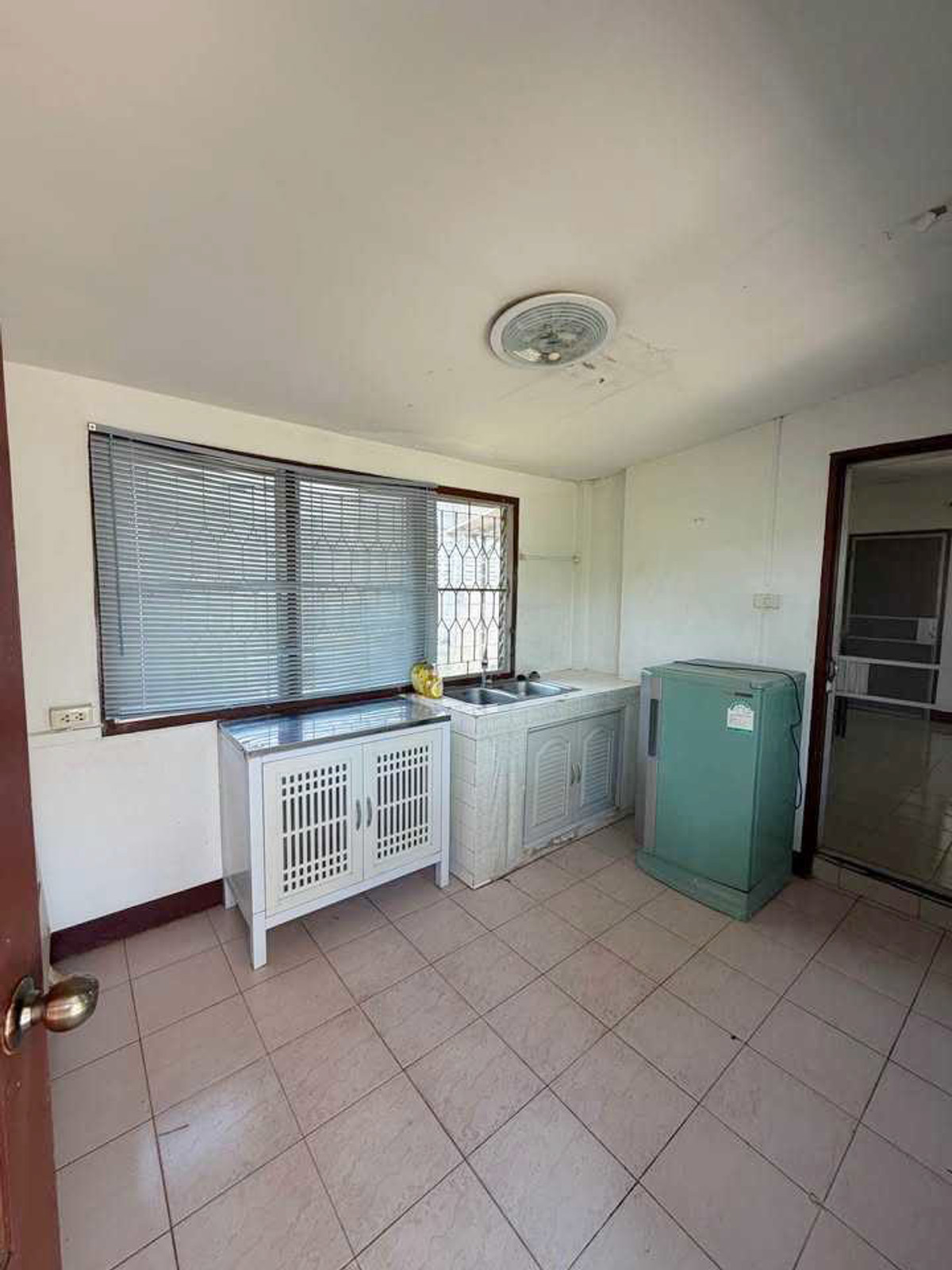 House for rent 16,000 baht per month, close to Waree School, only 5 minutes, No.15H783 Loading...