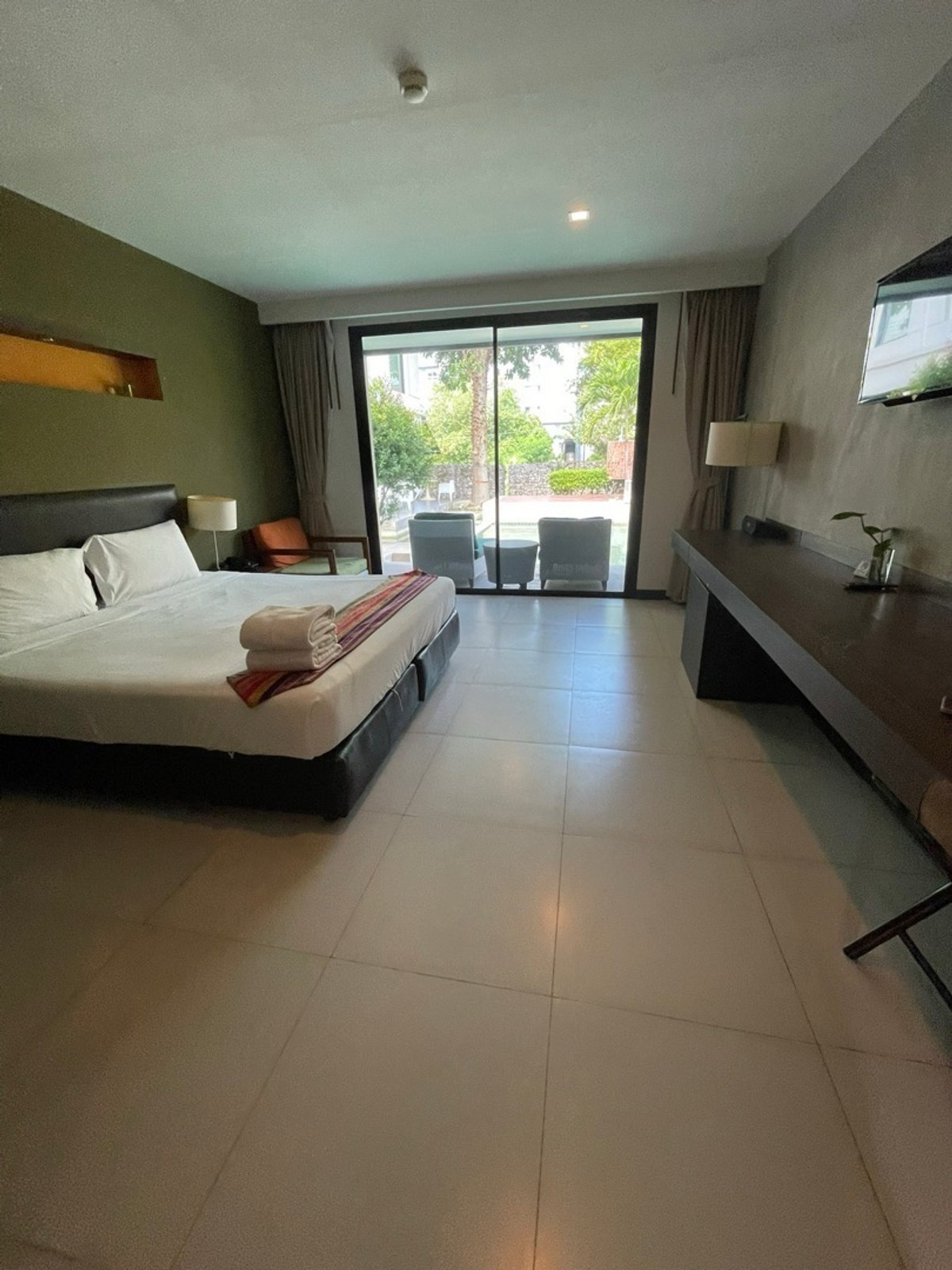 ขายกิจการโรงแรม & กิจการอพาร์ตเมนต์หัวหิน ประจวบคีรีขันธ์ : ขายโรงแรมตั้งอยู่ในย่านใจกลางเมืองหัวหิน ติดถนนเพชรเกษม                                           เนื้อที่รวม 4ไร่ครึ่ง 