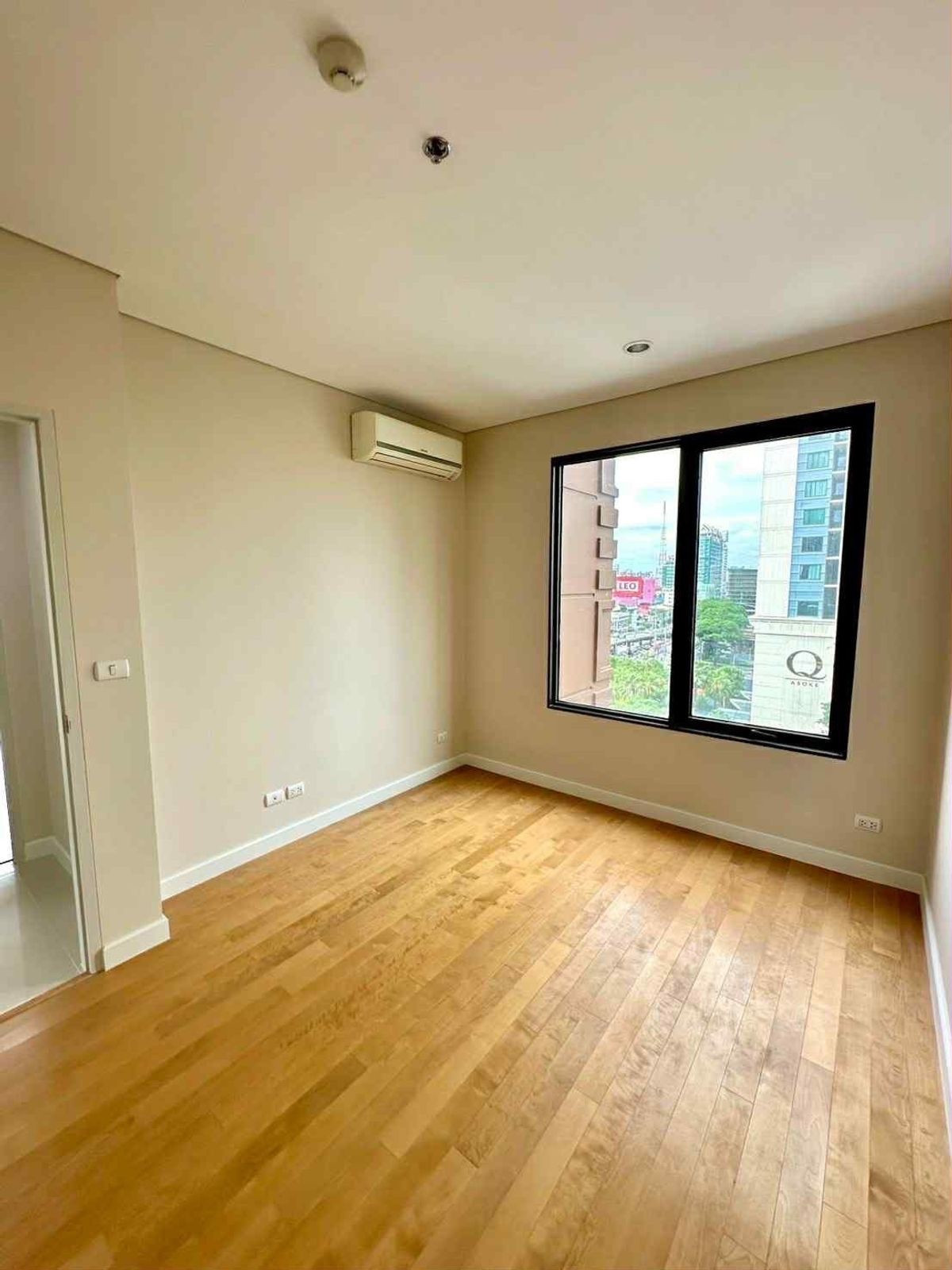 Spacious 2-Bedroom Condo with City Views – Villa Asoke Loading...
