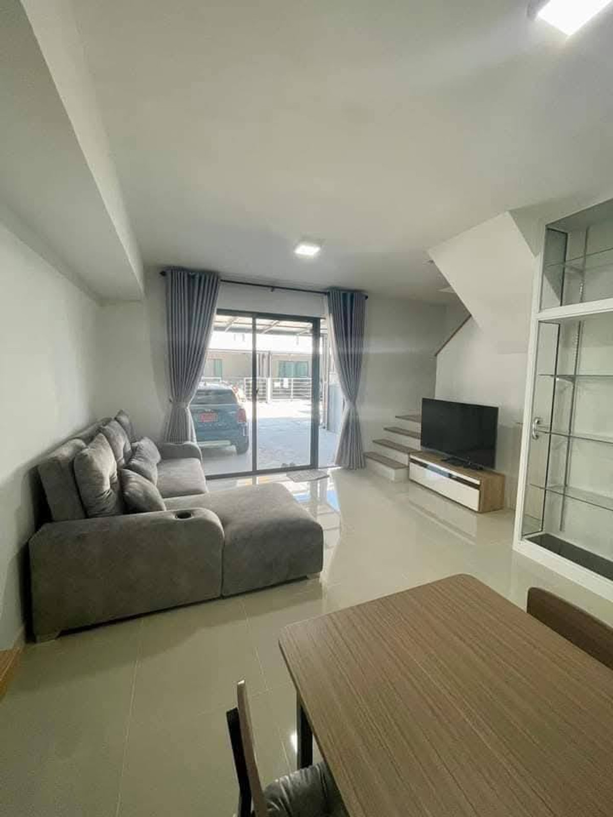 2-story townhome with furniture, beautifully decorated, for rent in Bangna-Bang Phli area. Near Mega Bangna, only 2 km. Loading...