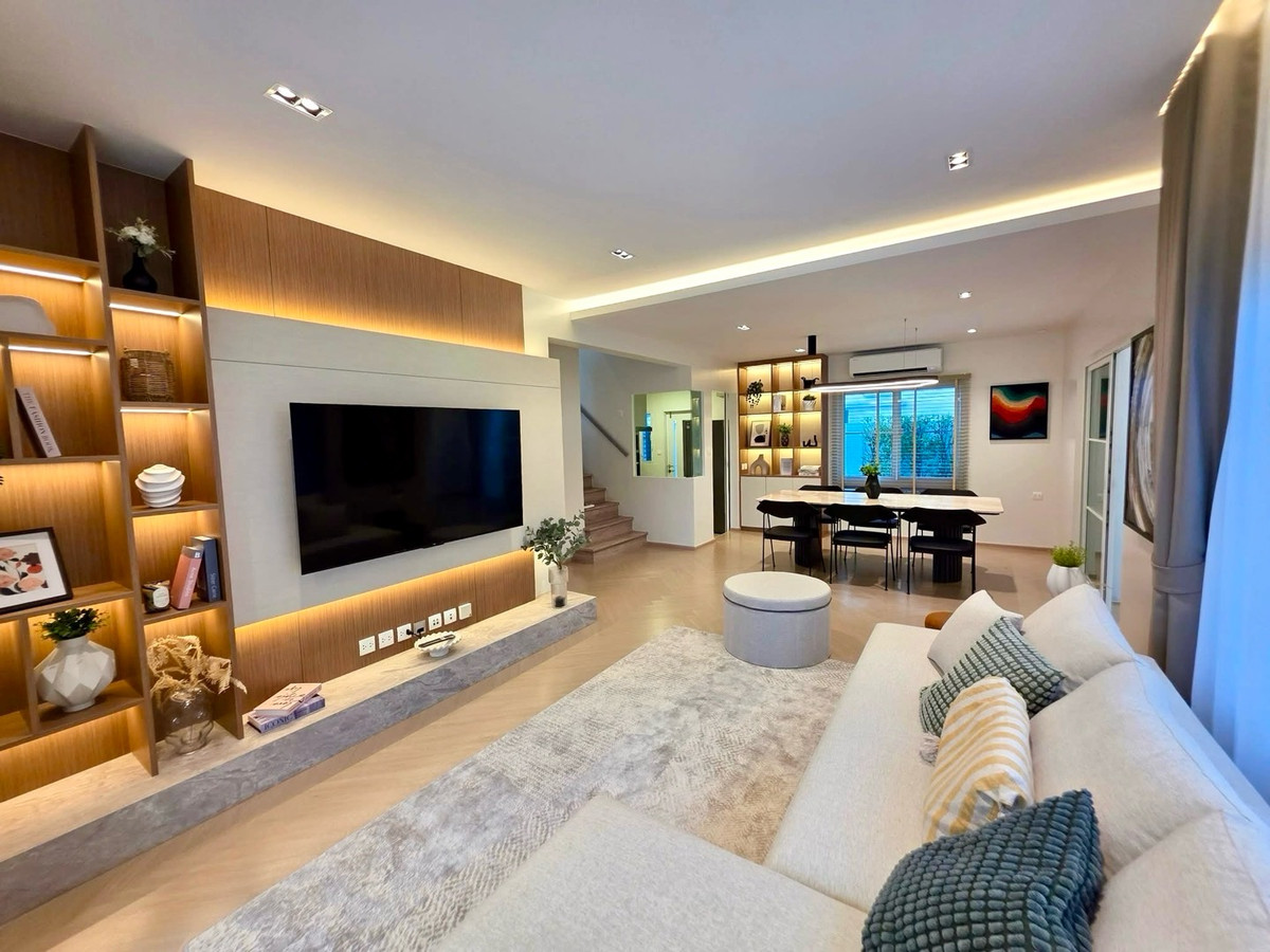 ให้เช่าบ้านบางนา แบริ่ง ลาซาล : 🌟ให้เช่าบ้านเดี่ยว วิลลาจจิโอ 3 ศรีนครินทร์-บางนา บ้านเดี่ยว 2 ชั้น 5 ห้องนอน| 3 ห้องน้ำ แปลงหน้า Lake ไม่มีบ้านตรงข้าม ตกแต่งครบระดับพรีเมียม💥ค่าเช่า 85,000 บาท|เดือน 
