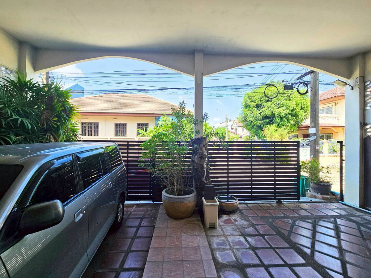 🏡 3-story detached house in the heart of Chaloem Phrakiat Rama IX - large area like a luxury home. Loading...