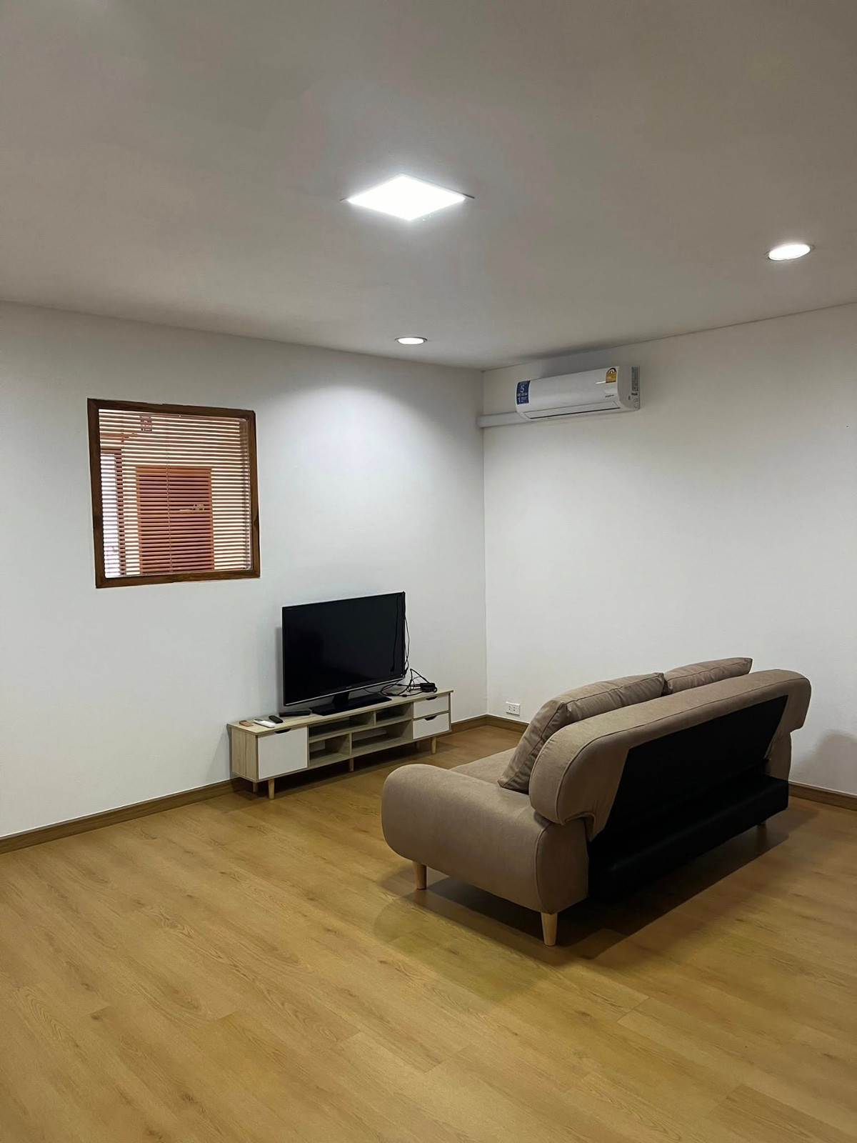 บางนา คอมเพล็กซ์ เรสซิเดนเชียล / Bangna Complex Residential Loading...