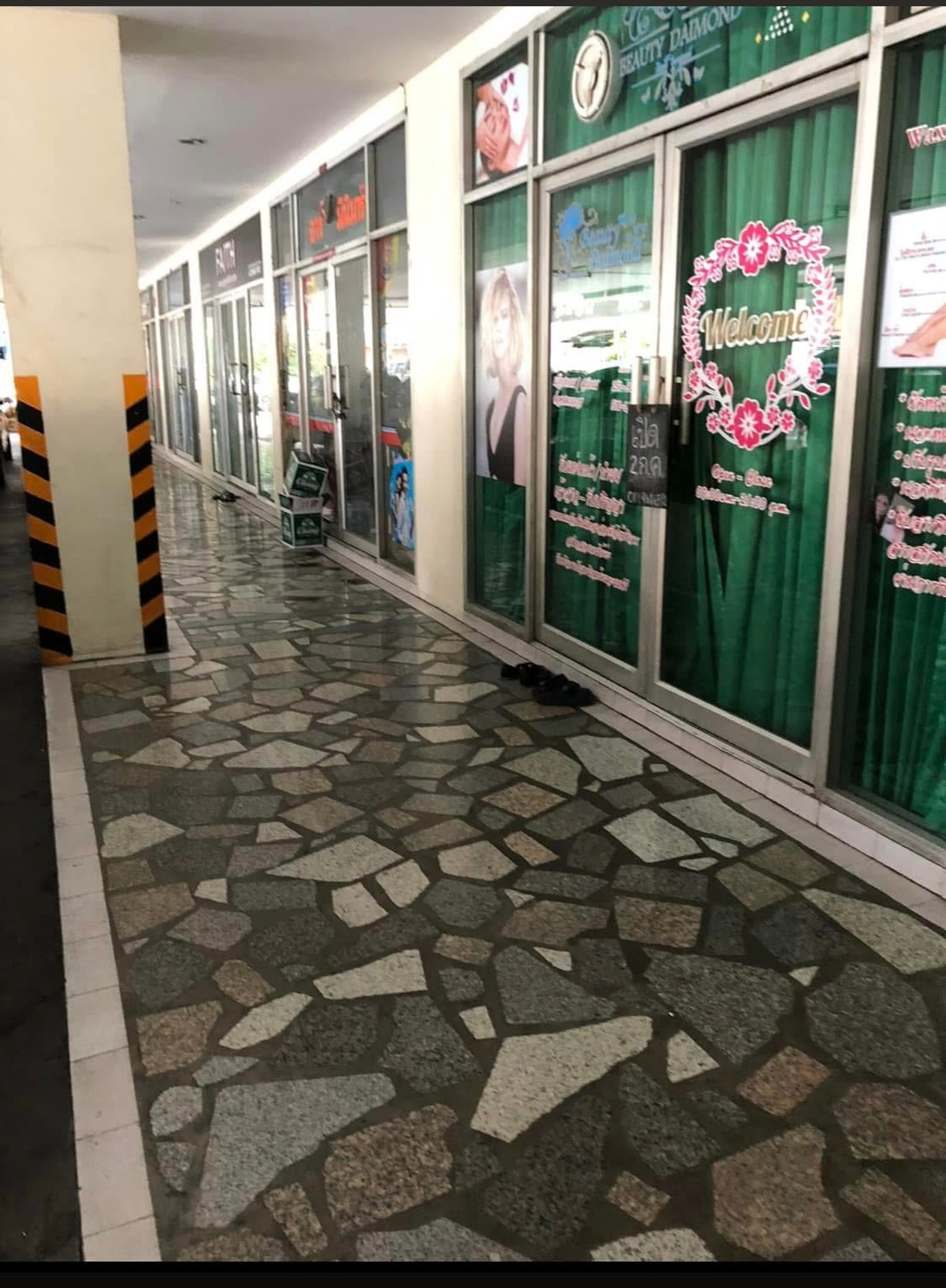 For sale or rent, ground floor condo, Royal Tower 3, Inthamara 25 location. Loading...
