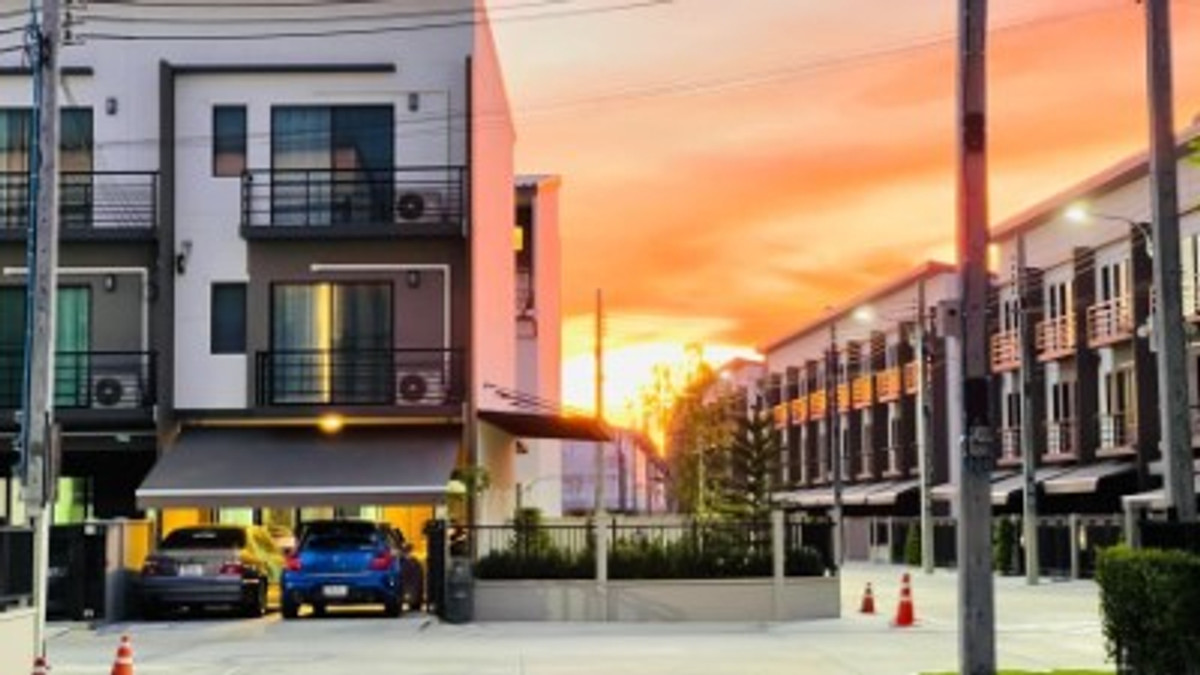 For RentTownhomeOnnut, Udomsuk : 3-story townhome for rent Baan Klang Muang Srinakarin - On Nut project, air conditioned, fully furnished, 3 bedrooms, 3 bathrooms, 1 large living room, price 37,000/month.