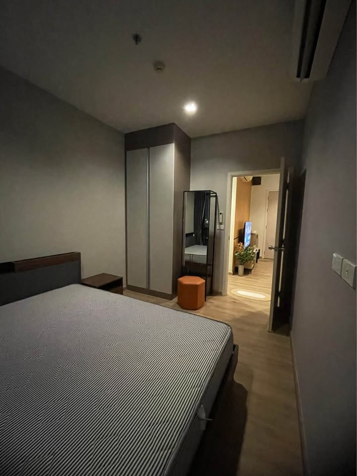 ไนท์บริดจ์ สกายริเวอร์ โอเชียน / Knightsbridge Sky River Ocean Loading...