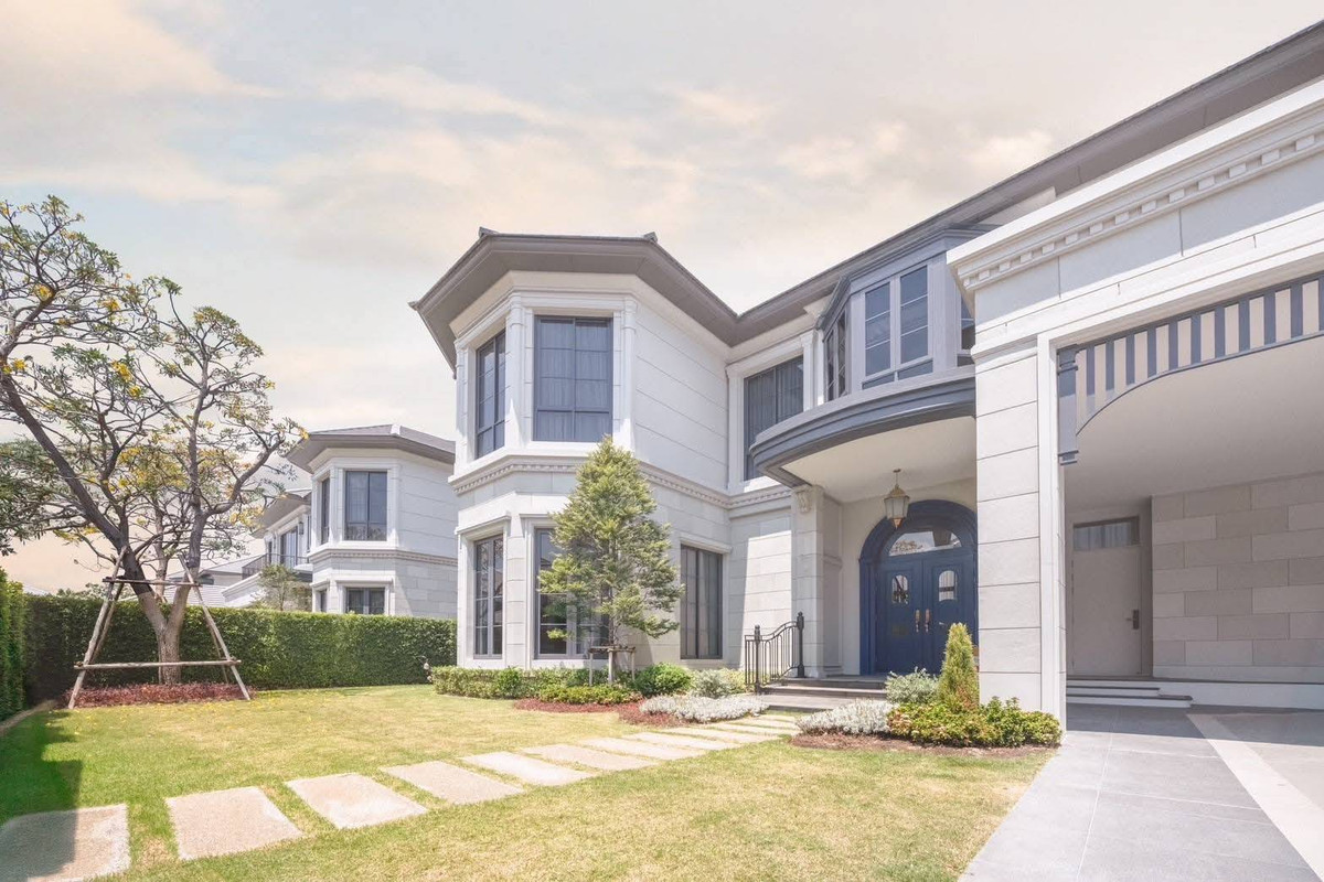 HousePattanakan, Srinakarin : True Ultra Luxury Living. Fully furnished and ready to move in.