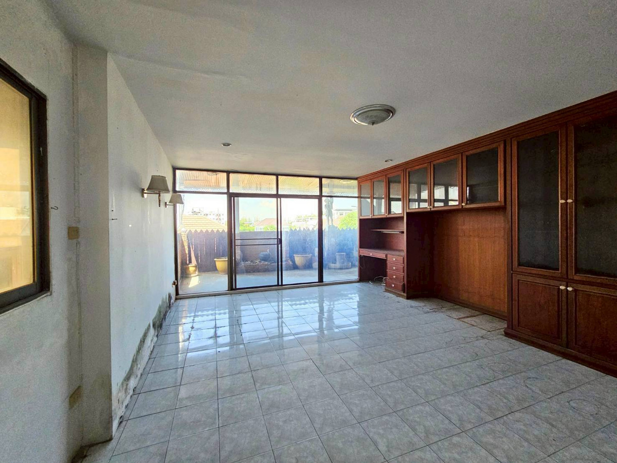 🏡 3-story detached house in the heart of Chaloem Phrakiat Rama IX - large area like a luxury home. Loading...