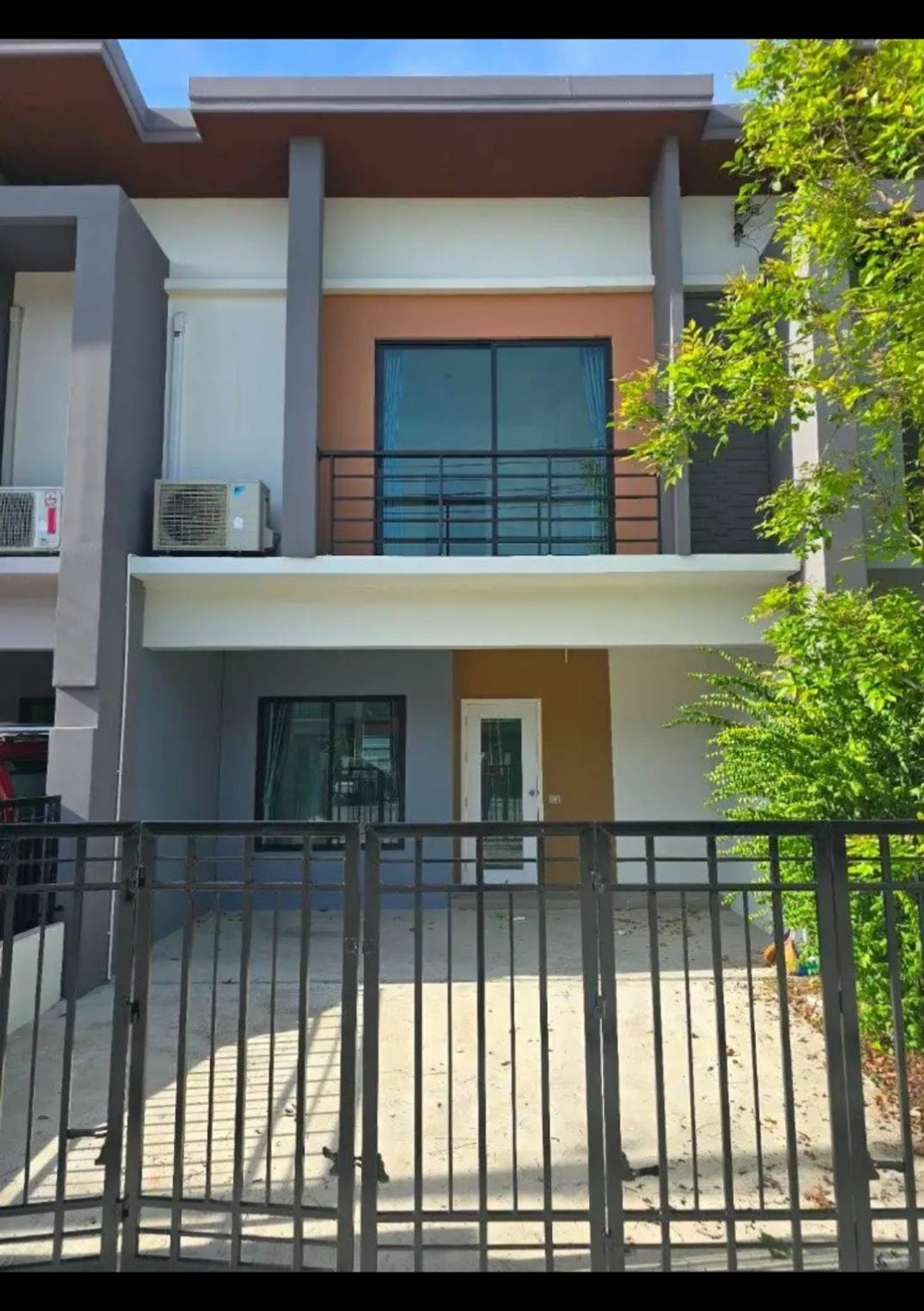 For RentTownhomeNonthaburi, Bang Yai, Bangbuathong : For rent, 2-story house, ready to move in, only 14,000 baht per month, wide front of the house, wont bump into anyone, garden view, near Central Westville, MRT Bang Phul, Cistal Ratchaphruek, Rama 5 Circle, The Gallery Project. Nature Trend Close to natur