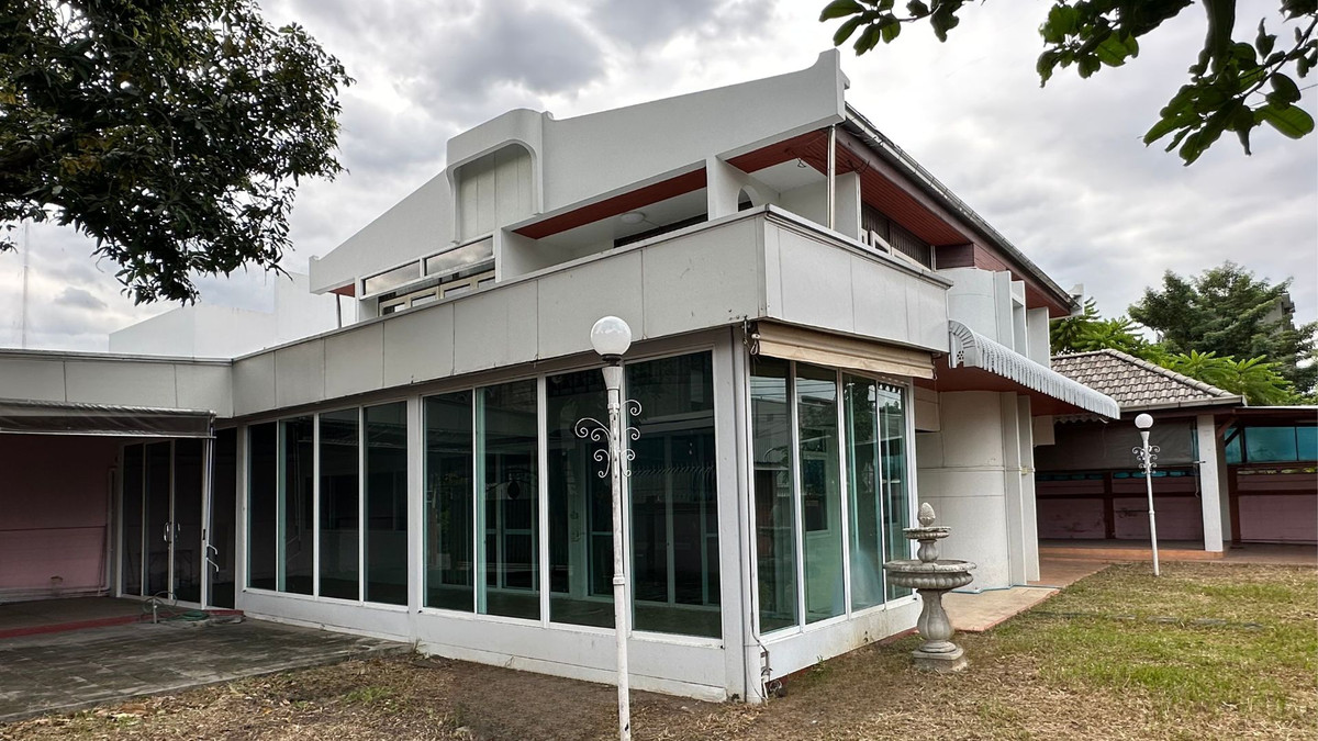 ขายบ้านสุขุมวิท อโศก ทองหล่อ : 🏡 บ้านเดี่ยว - แปลงมุมสุดพิเศษ บนทำเลสุขุมวิท 64 – ใกล้ BTS และทางด่วน |  🏡 2-Storey Corner Residence @ Golden Location - Sukhumvit 64