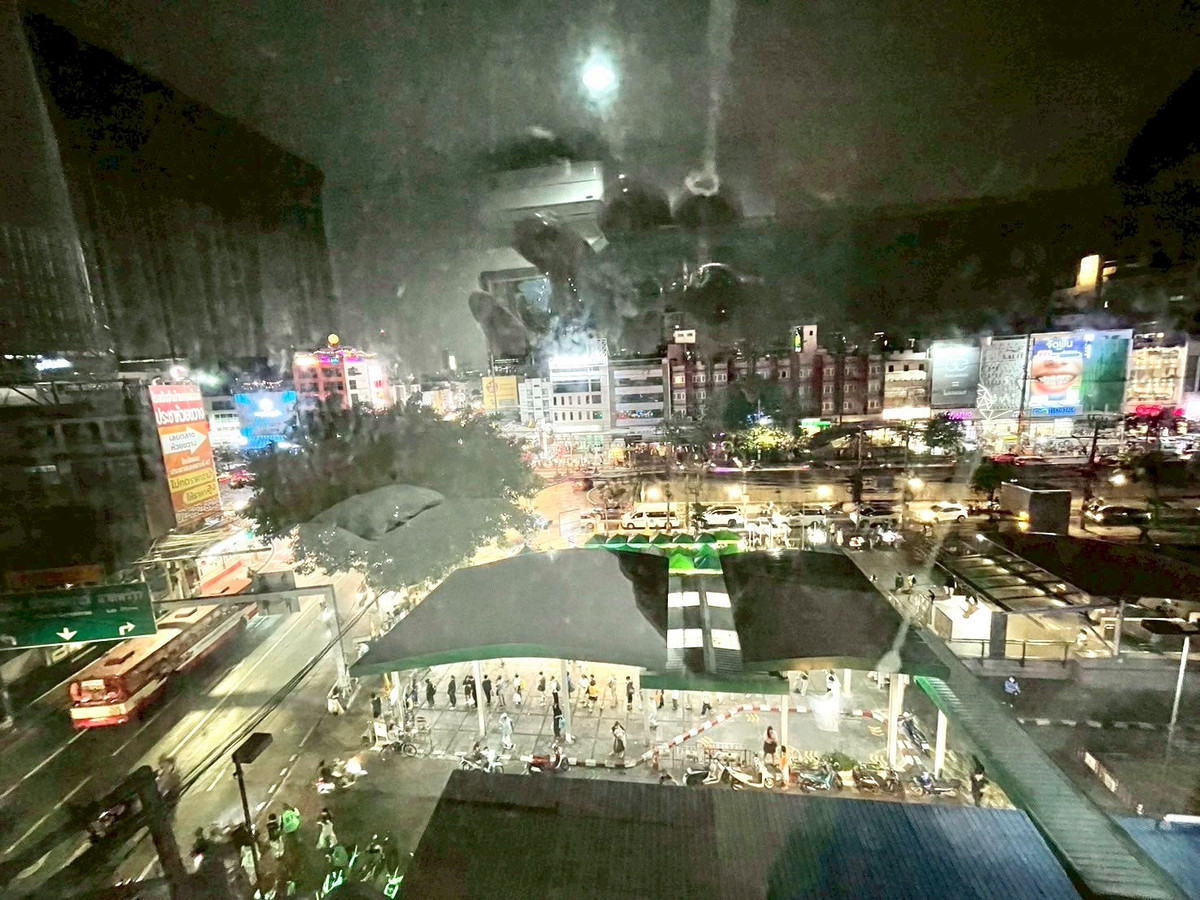 For SaleCondoRatchadapisek, Huaikwang, Suttisan : 2 bedrooms, 2 bathrooms, looking down, next to Huai Khwang MRT! ☄️Life@Ratchada-Huai Khwang, size 55 sq m, only 5.XX million ☄️ Very good value, can make an appointment to view 📞081-152-6154 Ya (Agent), location in the heart of a non-sleeping area.