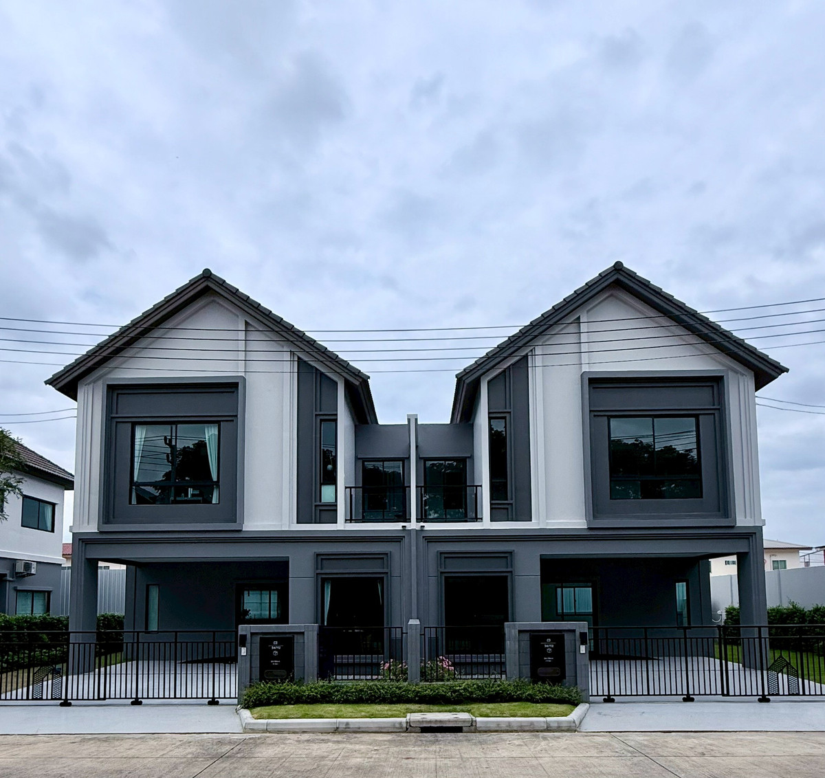 ขายปทุมธานี รังสิต ธรรมศาสตร์ : บ้านแฝดแปลงมุม หลังแรกของโครงการ