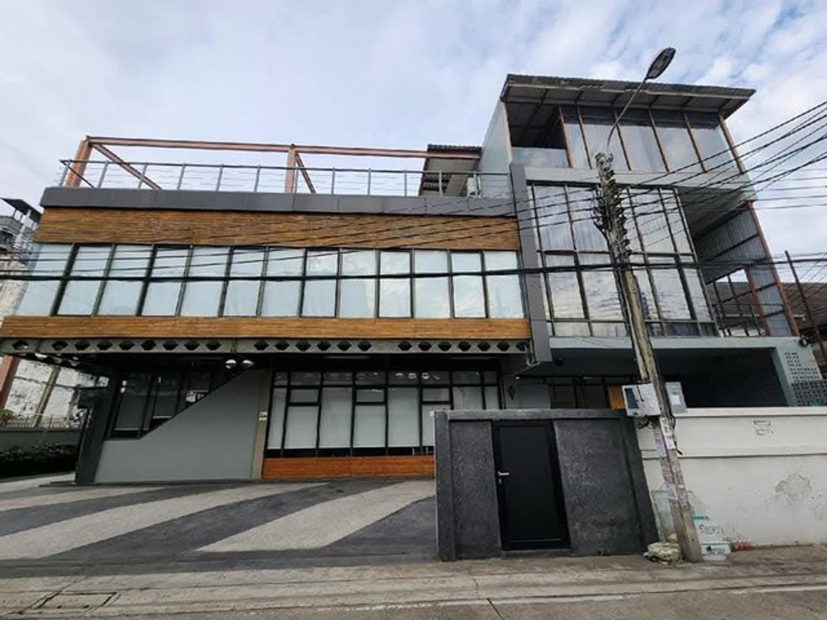 For RentOfficeRama5, Ratchapruek, Bangkruai : Code C6930, 3-story office building for rent, near the main road, Tiwanon Road, Talat Khwan, Nonthaburi.