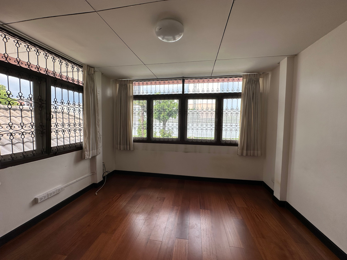 ขายบ้านสุขุมวิท อโศก ทองหล่อ : 🏡 บ้านเดี่ยว - แปลงมุมสุดพิเศษ บนทำเลสุขุมวิท 64 – ใกล้ BTS และทางด่วน |  🏡 2-Storey Corner Residence @ Golden Location - Sukhumvit 64