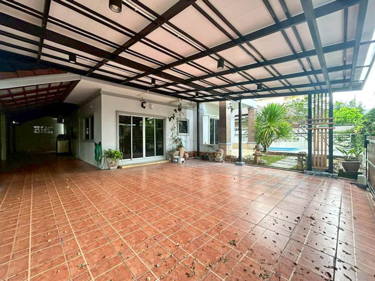 Pool villa for rent near international schools and the Royal Flora, Hang Dong, Chiang Mai. Loading...