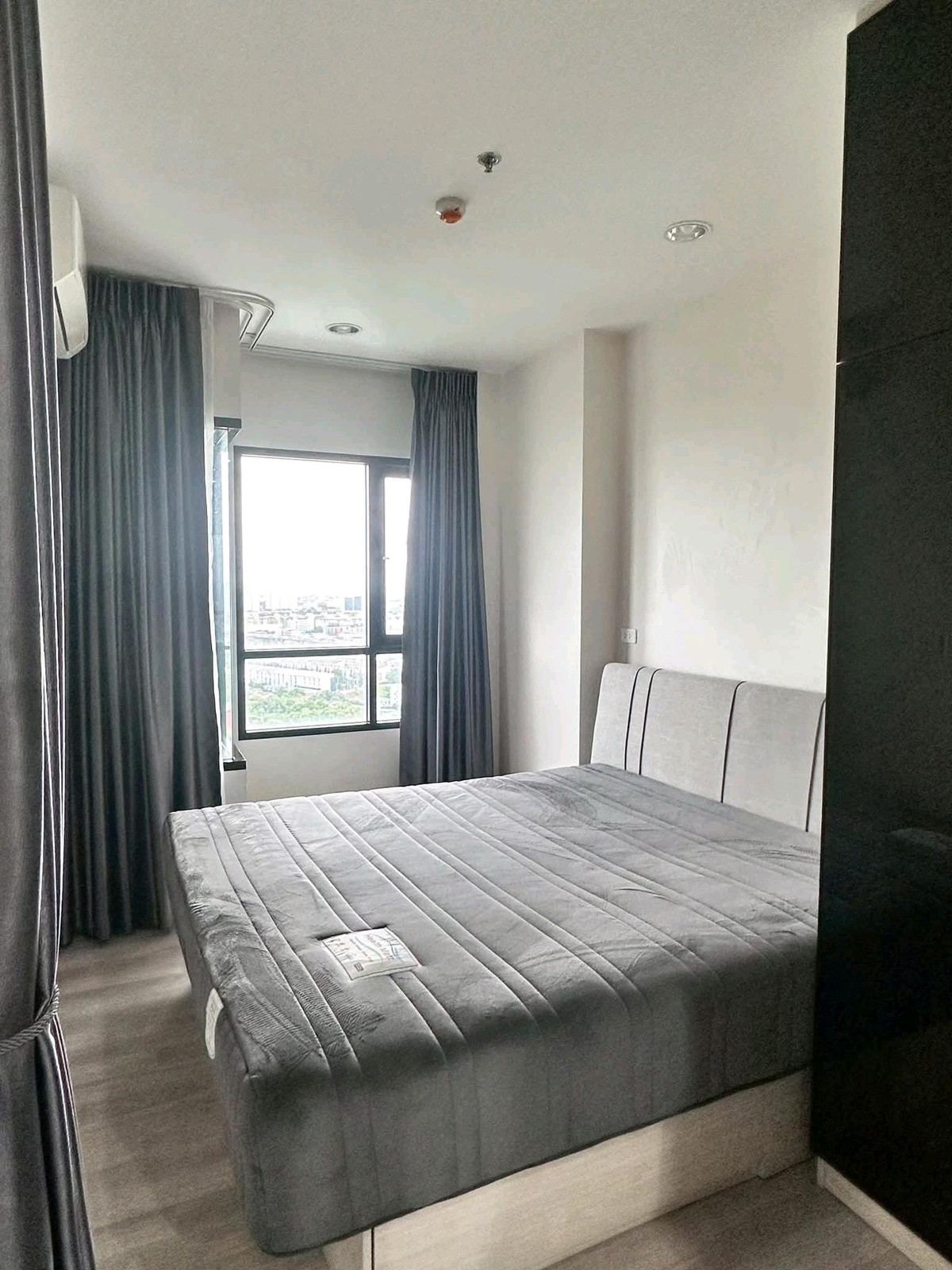For RentCondoBangna, Bearing, Lasalle : 📍 Near Mega Bangna 3.4 km., Sri Iam (Yellow Line) 4.4 km. BTS Bangna 7 km.