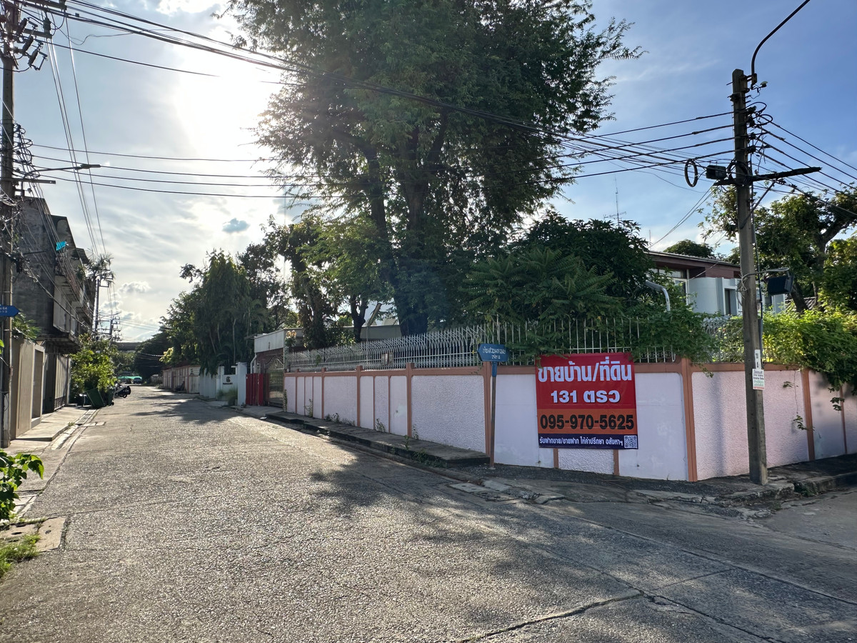 ขายบ้านสุขุมวิท อโศก ทองหล่อ : 🏡 บ้านเดี่ยว - แปลงมุมสุดพิเศษ บนทำเลสุขุมวิท 64 – ใกล้ BTS และทางด่วน |  🏡 2-Storey Corner Residence @ Golden Location - Sukhumvit 64