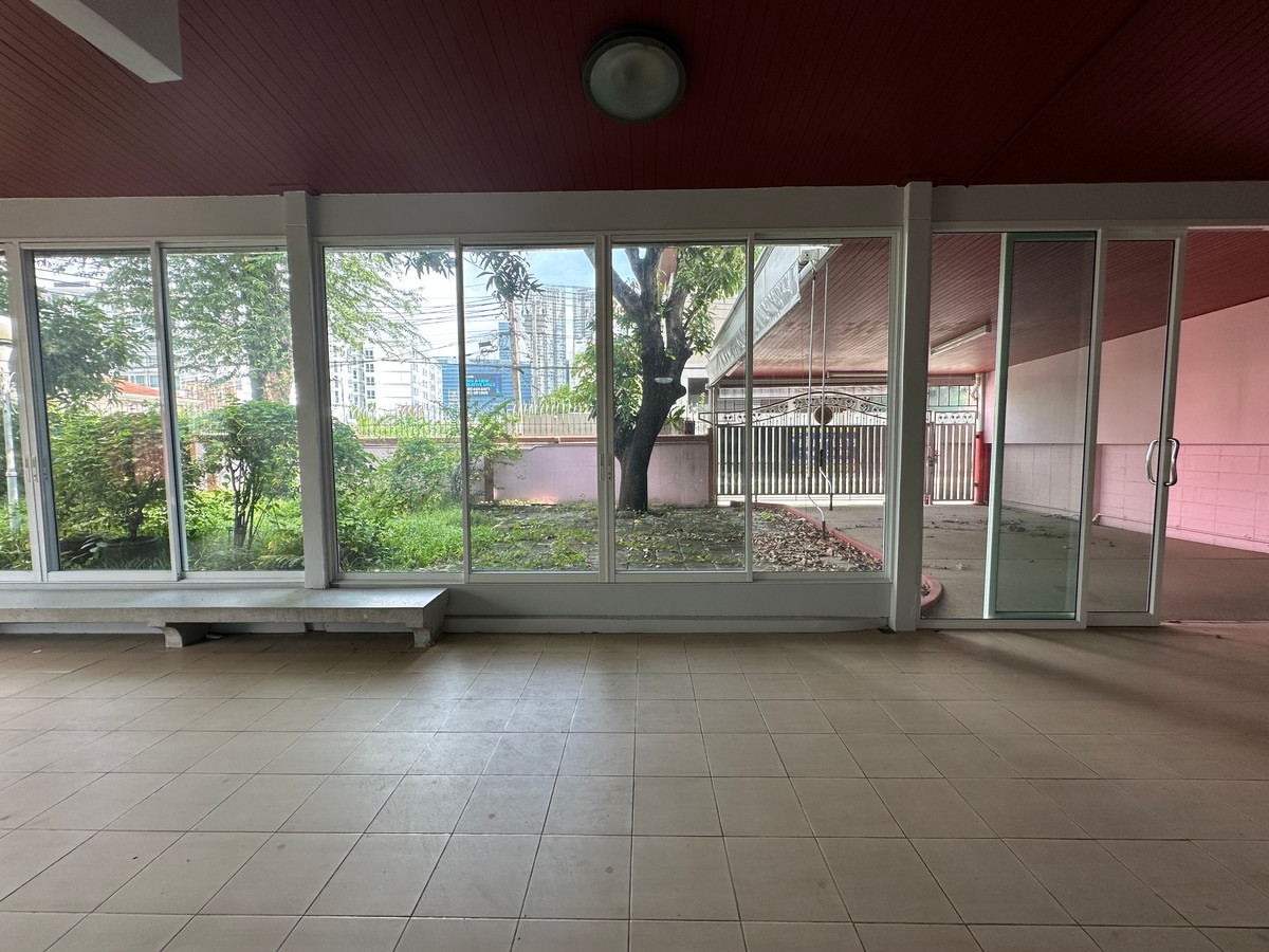 ขายบ้านสุขุมวิท อโศก ทองหล่อ : 🏡 บ้านเดี่ยว - แปลงมุมสุดพิเศษ บนทำเลสุขุมวิท 64 – ใกล้ BTS และทางด่วน |  🏡 2-Storey Corner Residence @ Golden Location - Sukhumvit 64