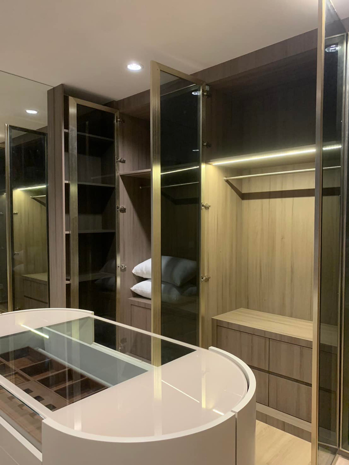 For RentHousePattanakan, Srinakarin : For rent, luxury detached house, Nirvana Absolute Krungthep Kreetha project, size 85 square wah, 4 bedrooms, with furniture, Thap Chang Subdistrict, Saphan Sung District, Bangkok.