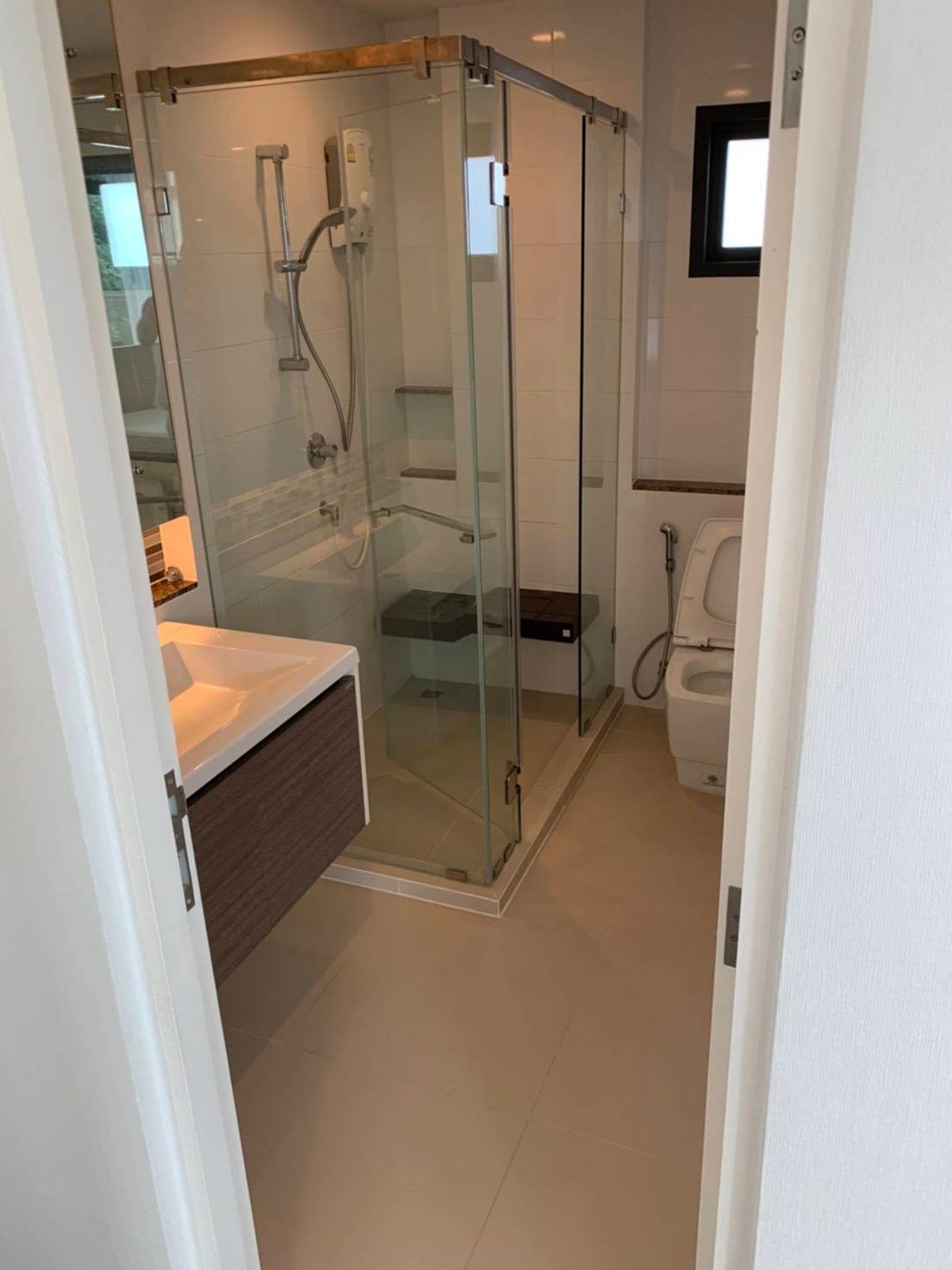 For RentHousePattanakan, Srinakarin : P-2826 Corner house, private, ready to move in, Setthasiri Krungthep Kreetha, near Rama 9 Expressway and APL Hua Mak BTS.