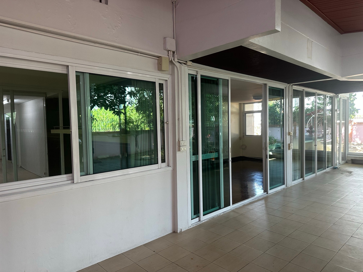 ขายบ้านสุขุมวิท อโศก ทองหล่อ : 🏡 บ้านเดี่ยว - แปลงมุมสุดพิเศษ บนทำเลสุขุมวิท 64 – ใกล้ BTS และทางด่วน |  🏡 2-Storey Corner Residence @ Golden Location - Sukhumvit 64