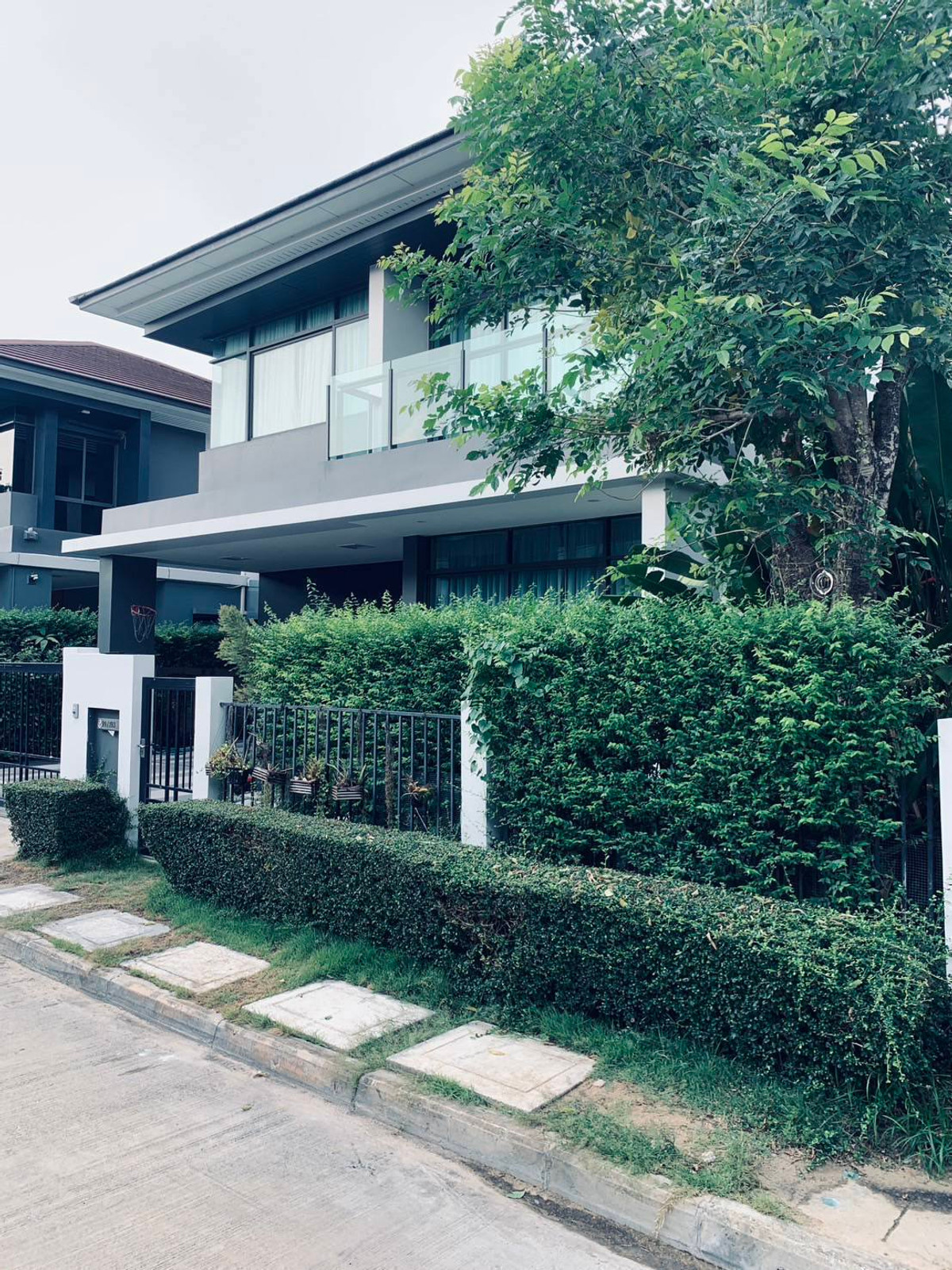 For RentHousePattanakan, Srinakarin : P-2826 Corner house, private, ready to move in, Setthasiri Krungthep Kreetha, near Rama 9 Expressway and APL Hua Mak BTS.