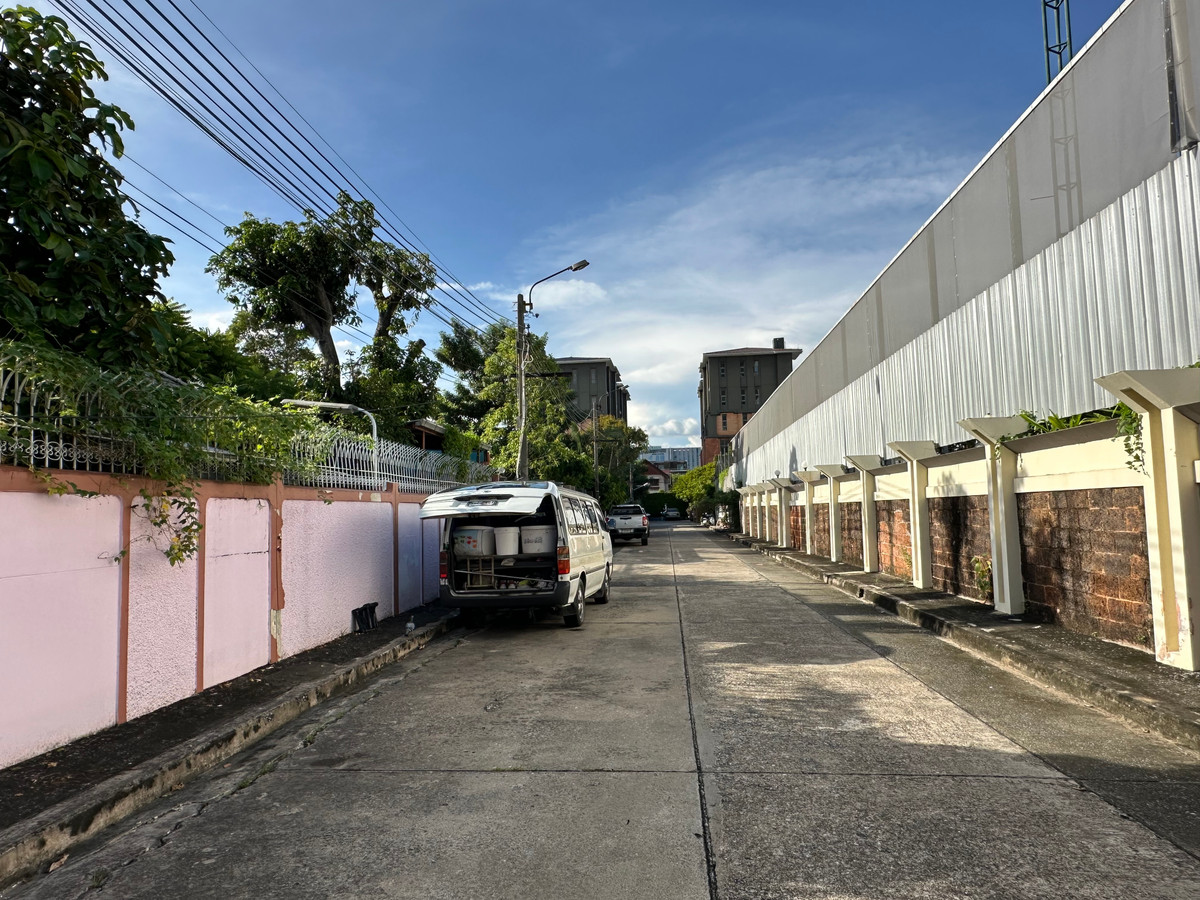ขายบ้านสุขุมวิท อโศก ทองหล่อ : 🏡 บ้านเดี่ยว - แปลงมุมสุดพิเศษ บนทำเลสุขุมวิท 64 – ใกล้ BTS และทางด่วน |  🏡 2-Storey Corner Residence @ Golden Location - Sukhumvit 64