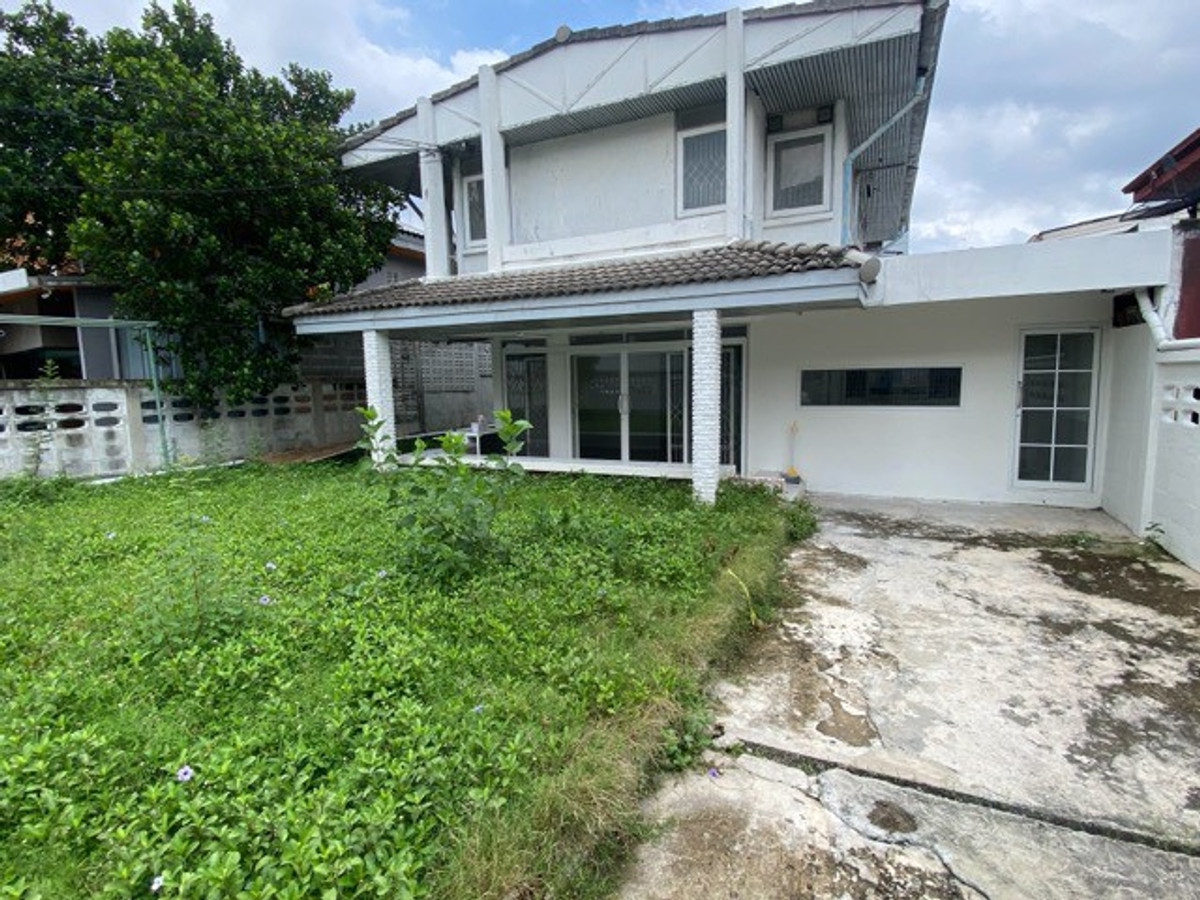 2-story detached house for rent, Seri Village, Soi Rama 9, Soi 43, location in the heart of Rama 9, suitable for living, food delivery shop, central kitchen, office, distribution center. Loading...