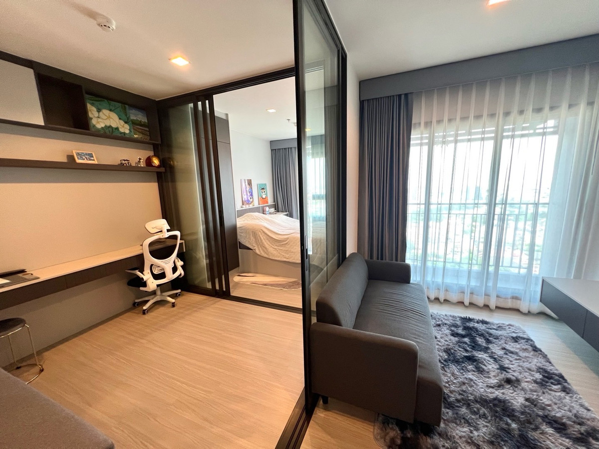 Selling at a loss, urgently, Life Sathorn Sierra 36 sq m, next to BTS Talat Phlu 150 m.Price 3.69 million, very beautiful build, new room. Loading...