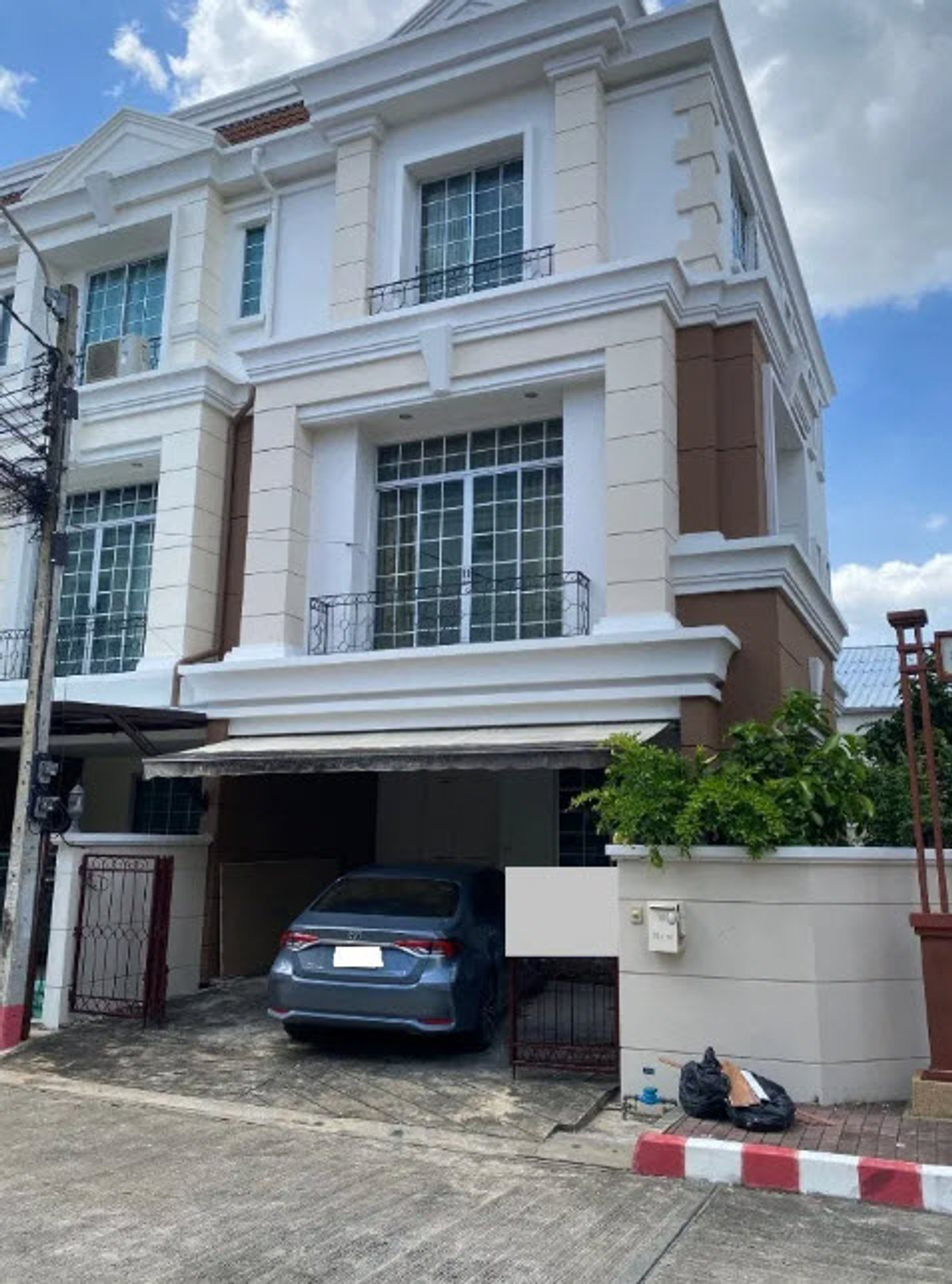 ให้เช่าทาวน์โฮมแจ้งวัฒนะ เมืองทอง : MRT แจ้งวัฒนะ14 550 ม. เช่าทาวน์โฮม 3 ชั้น หลังริม 28 ตร.วา. 340 ตร.ม. 3นอน 4 น้ำ รพ.มงกุฏวัฒนะ 400 ม. ตลาดเมืองทอง 300 ม.