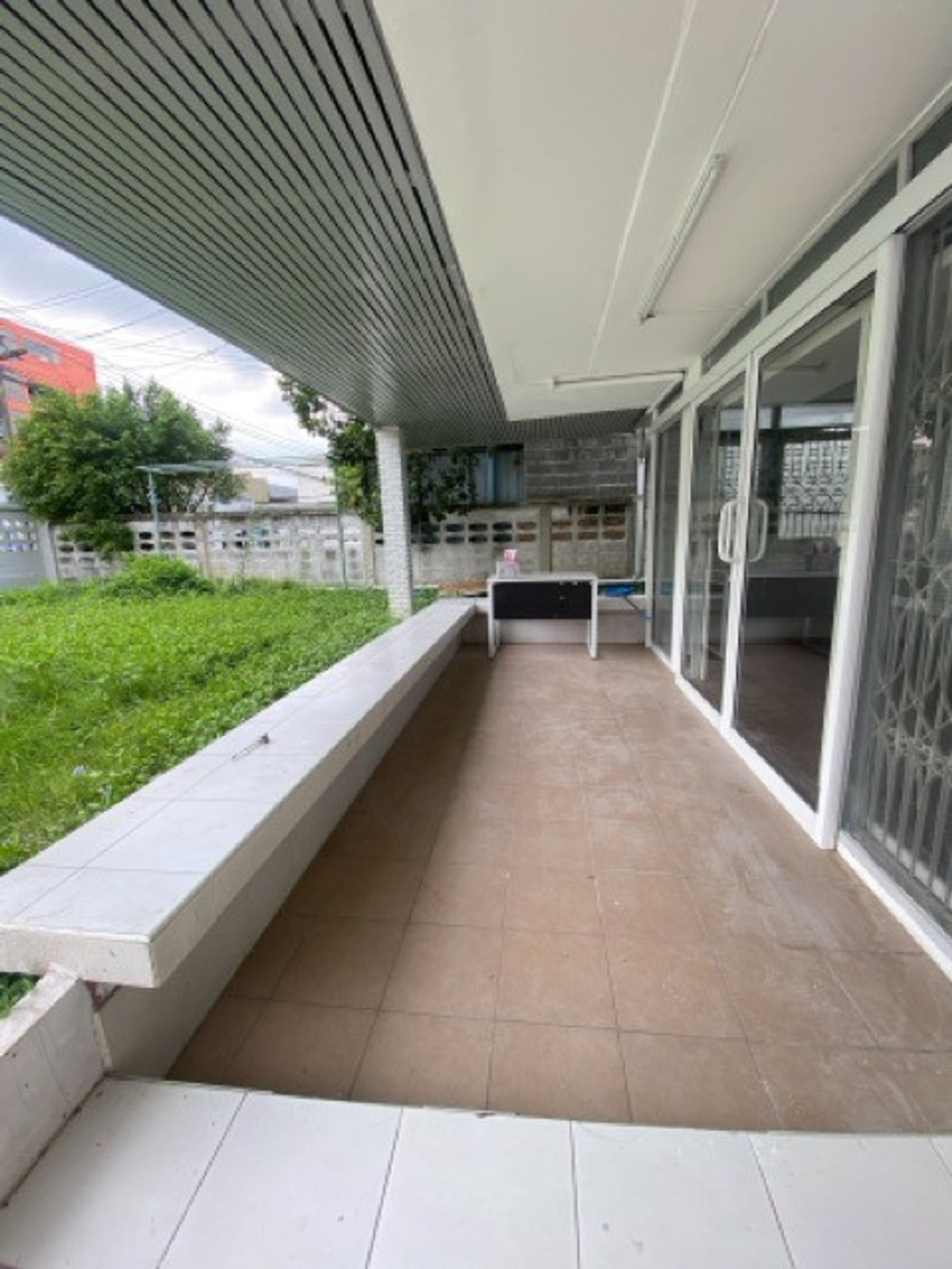2-story detached house for rent, Seri Village, Soi Rama 9, Soi 43, location in the heart of Rama 9, suitable for living, food delivery shop, central kitchen, office, distribution center. Loading...
