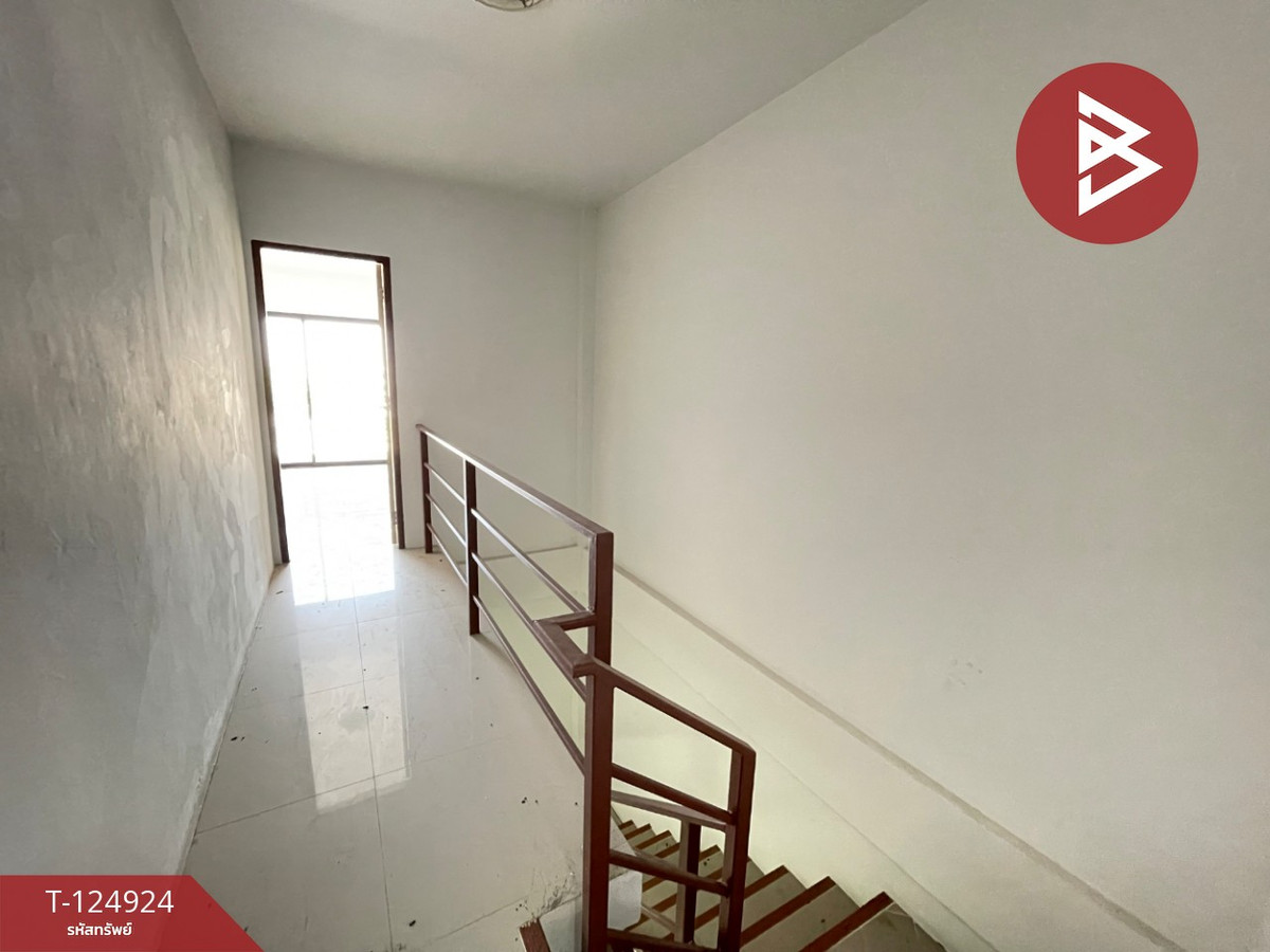 Commercial building for sale, area 19 square meters, Samet, Chonburi, near 7-11. Loading...