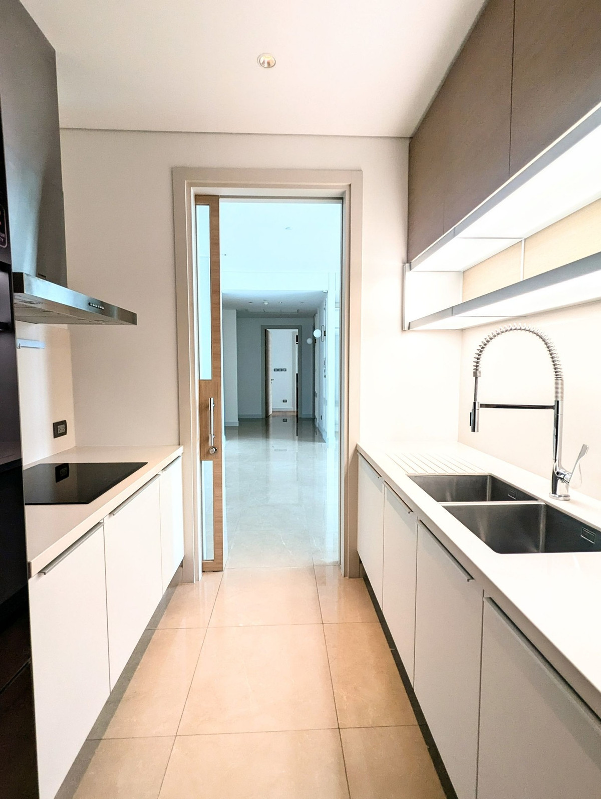 +++ขายด่วน+++ Sindhorn Residence**  3 ห้องนอน ขนาด 148 ตร.ม.  Loading...