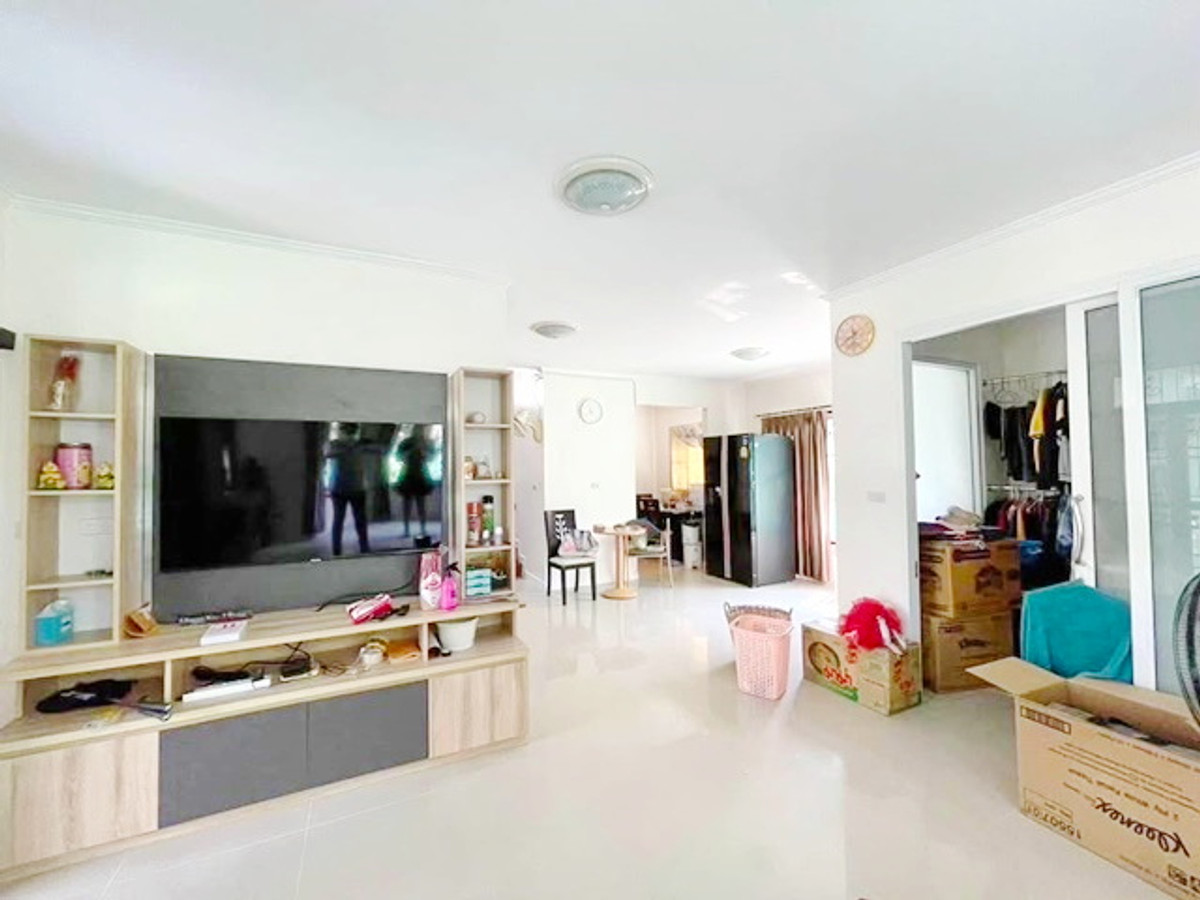 Phassorn Flora ville Royal ville BuengKlo Industrial Estate 1.4km. 2-story house for rent fully fur Loading...