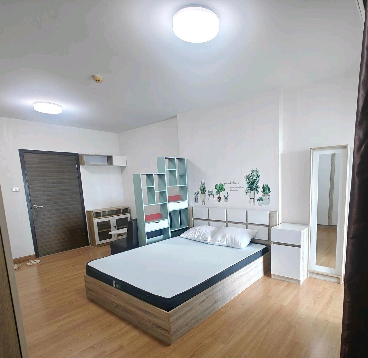 For RentCondoRama5, Ratchapruek, Bangkruai : 📍 Excellent location, MRT Tiwanon intersection 250 m. ✨ Beautiful room, 15th floor, beautiful balcony view, doesnt block the view, with complete furniture. You can move in immediately.