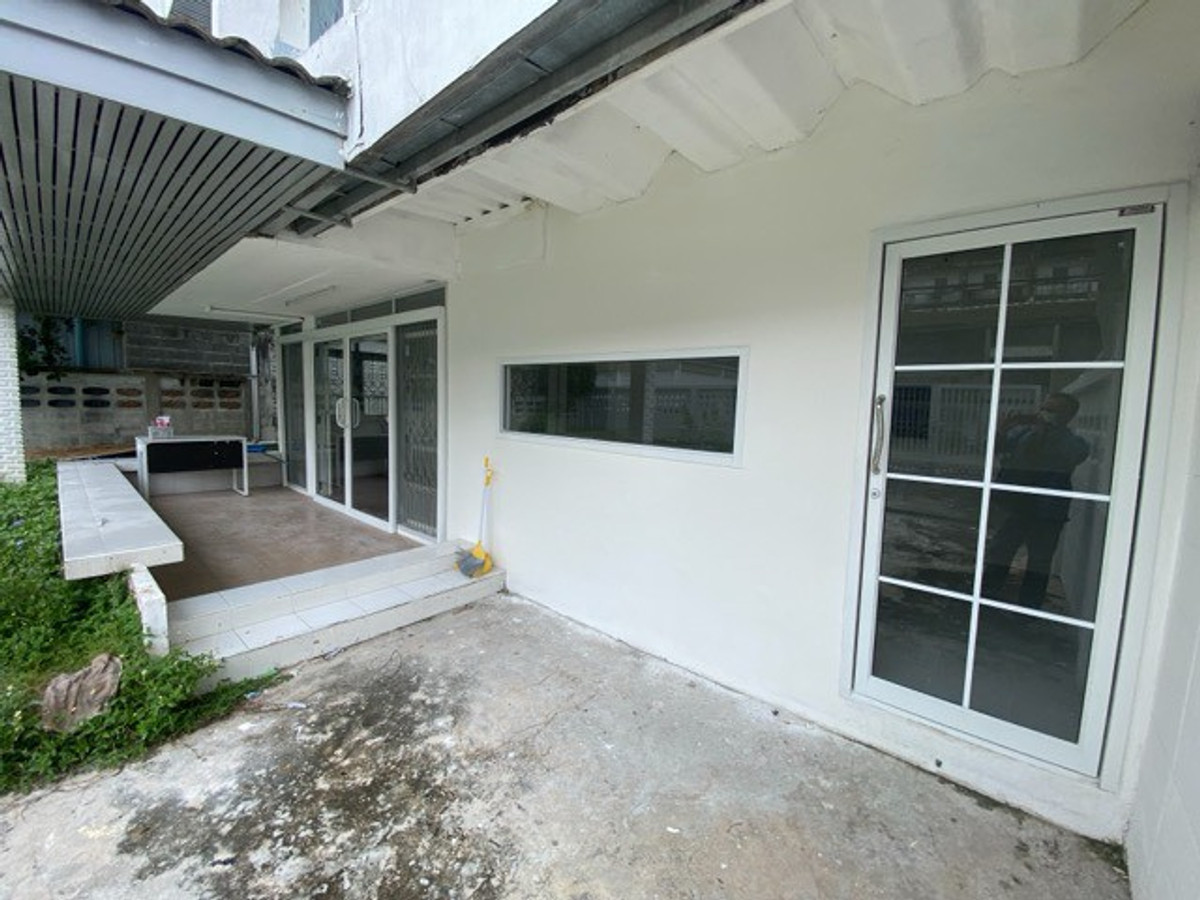 2-story detached house for rent, Seri Village, Soi Rama 9, Soi 43, location in the heart of Rama 9, suitable for living, food delivery shop, central kitchen, office, distribution center. Loading...