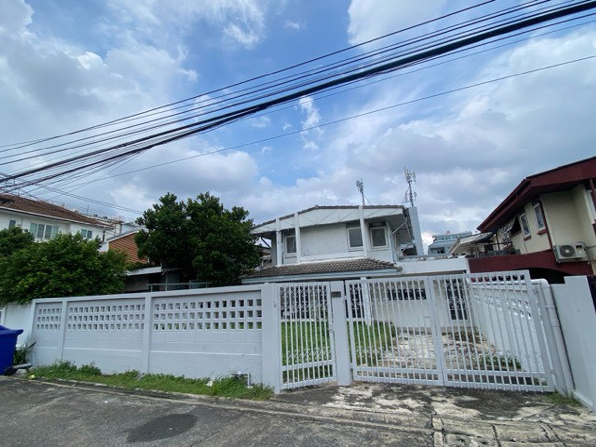 For RentHouseRamkhamhaeng, Hua Mak : 2-story detached house for rent, Seri Village, Soi Rama 9, Soi 43, location in the heart of Rama 9, suitable for living, food delivery shop, central kitchen, office, distribution center.
